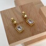 Baget ve Zirkon Taşlı Sallantılı Çelik Gold Küpe