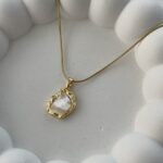 Çelik Asimetrik Desen Sedefli Gold Kolye