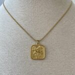 Çelik Gül Tasarım Kare Vintage Gold Kolye