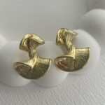 Çelik Kıvrım Model Gold Yaprak Küpe
