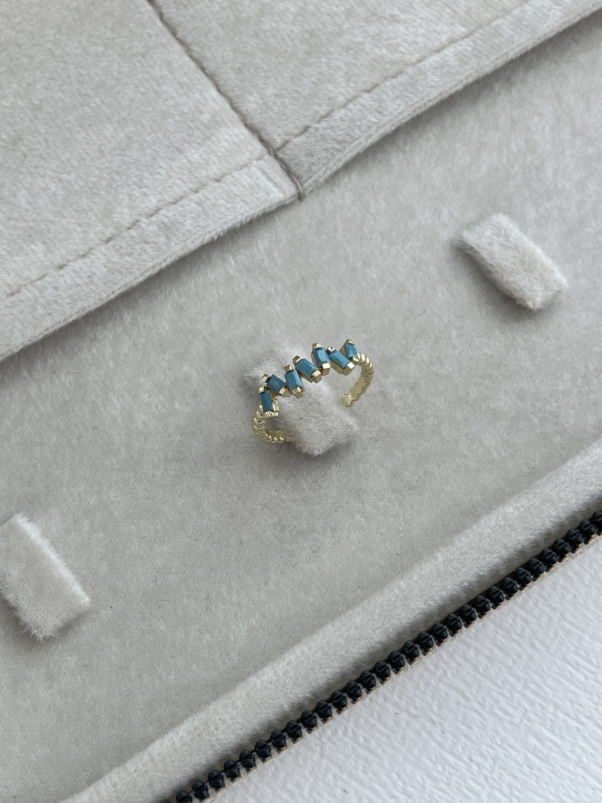 img_5601-2 Özel Seri Mavi Baget Taş Zikzak Gold Ayarlanabilir Yüzük