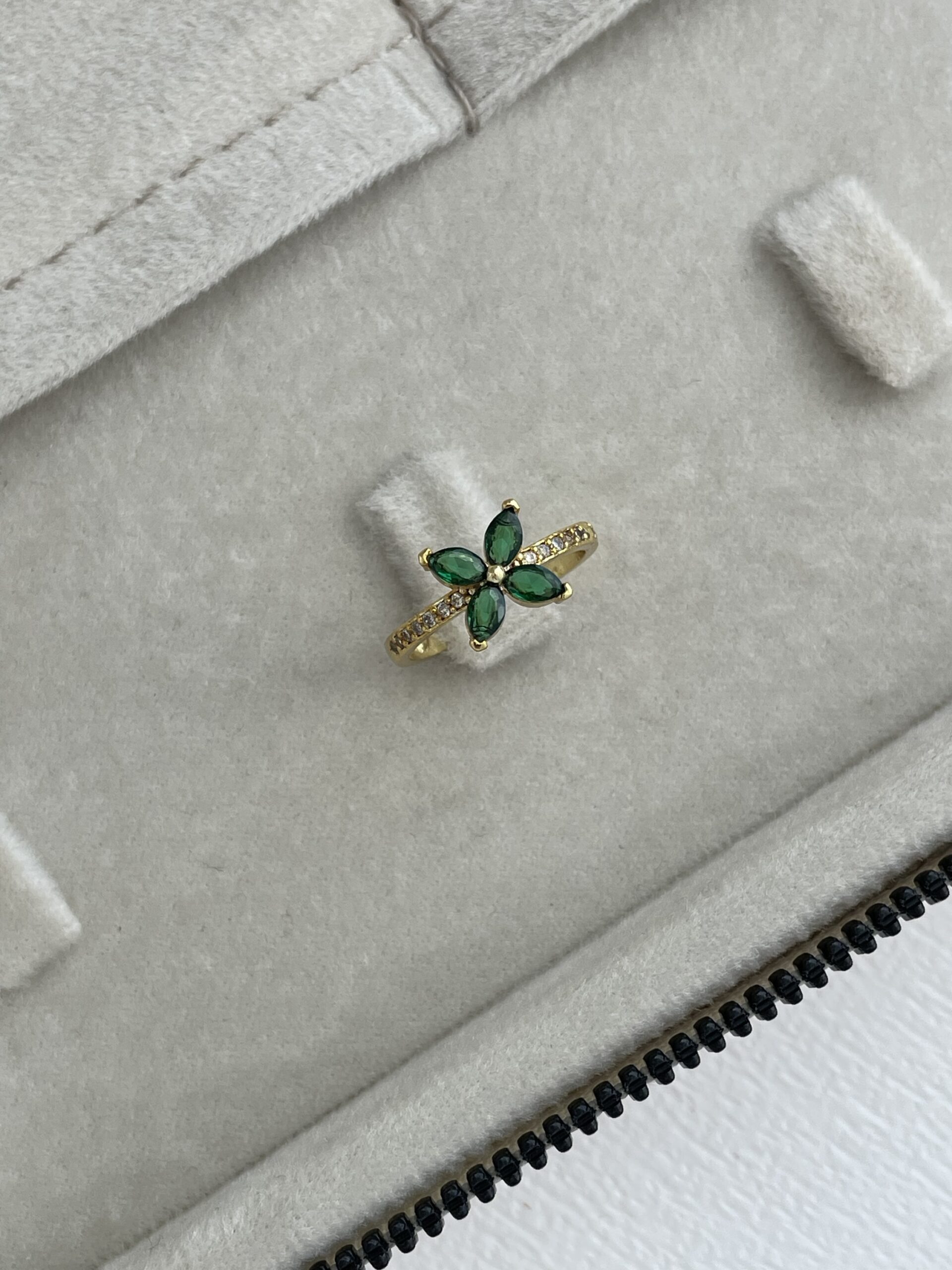 img_5618-2 Özel Seri Yeşil Baget Taş Çiçek Gold Ayarlanabilir Yüzük