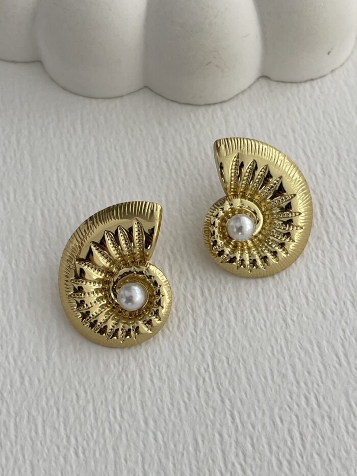 Özel Seri İnci Detay Deniz Kabuğu Gold Küpe