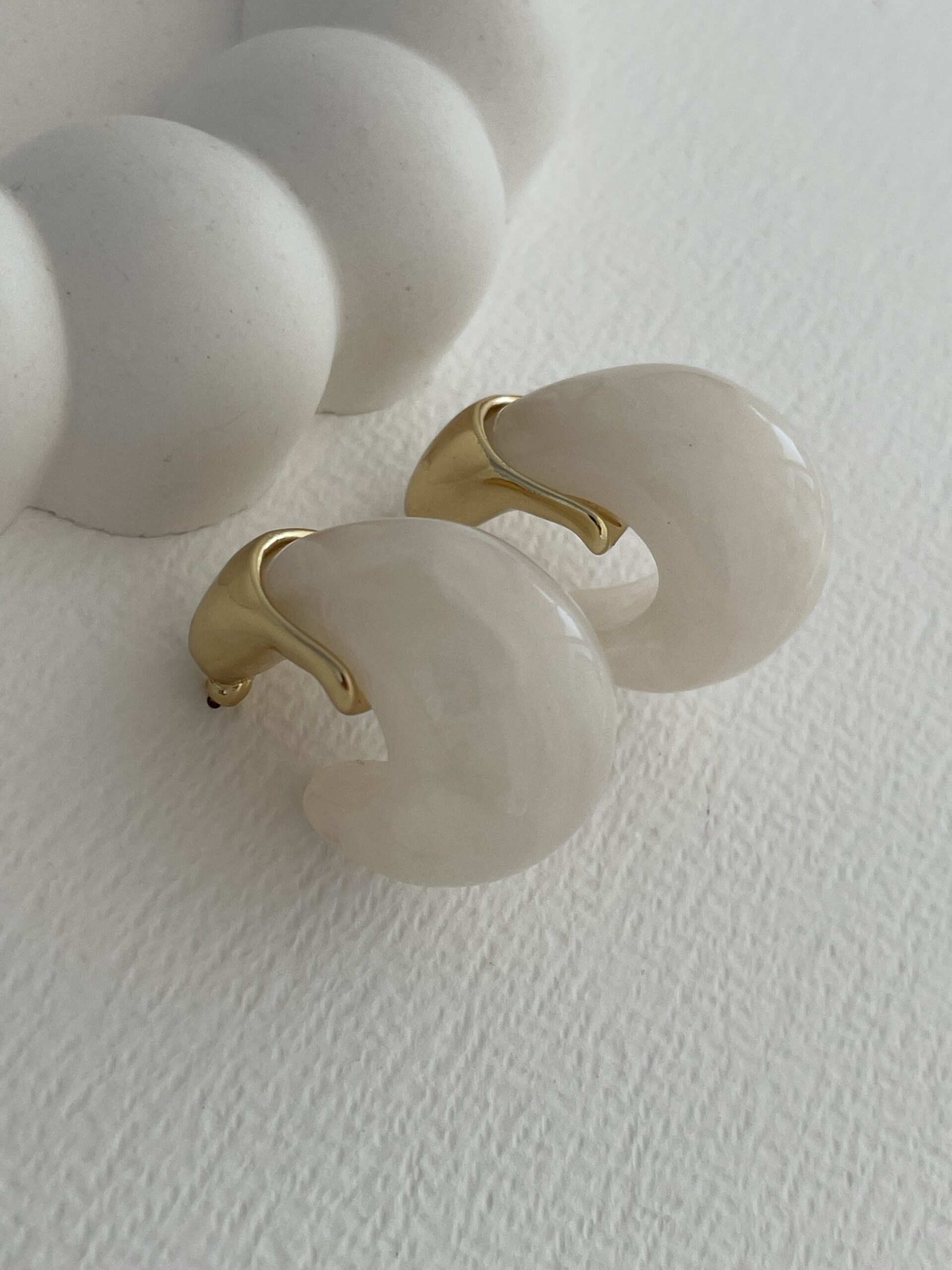 img_7685-2 Özel Seri Saydam Krem Damla Tasarım Gold Detay Küpe