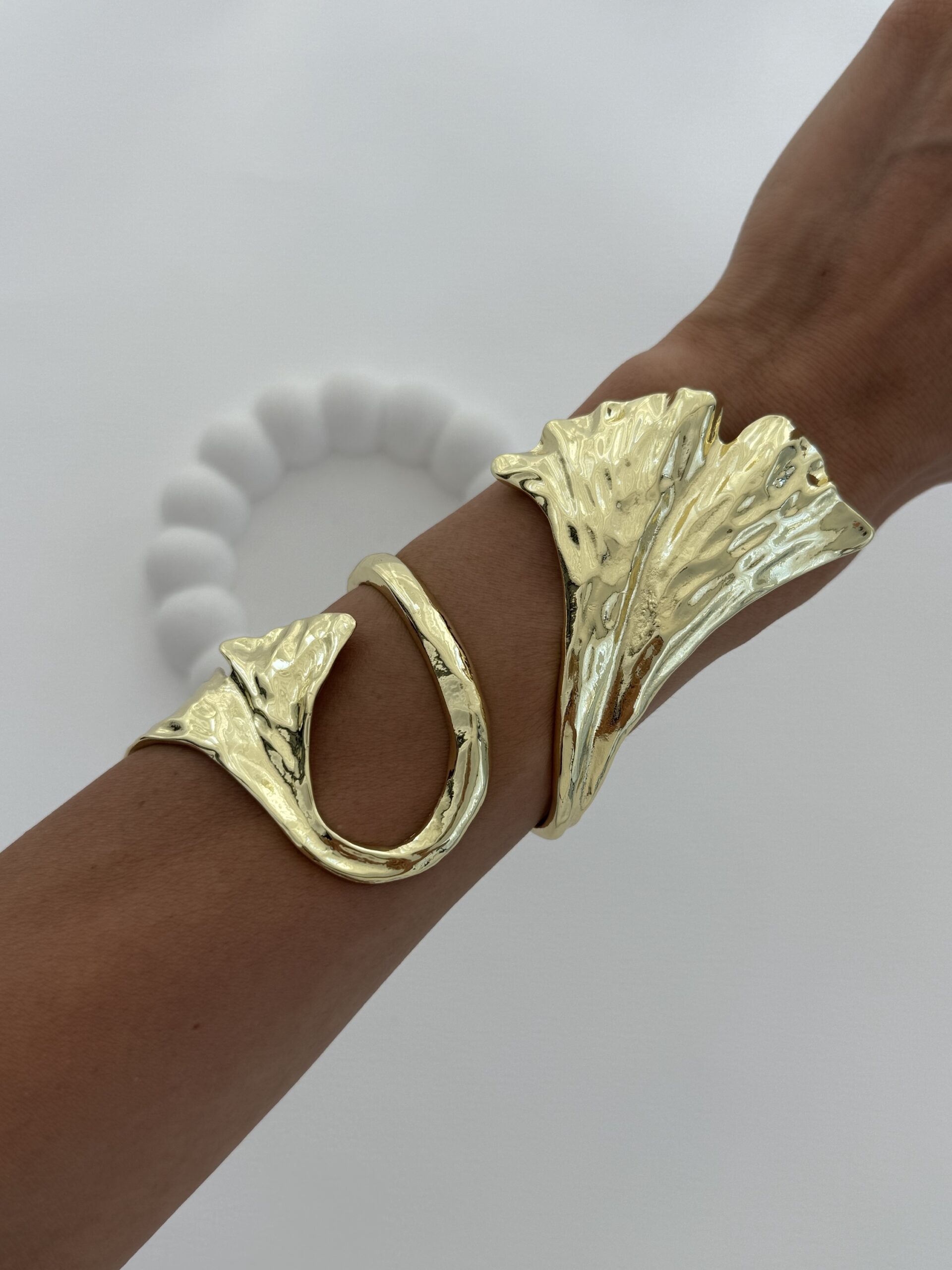 img_8774-2 Özel Seri Kıvrımlı Yaprak Tasarım Marka Gold Kelepçe Bileklik