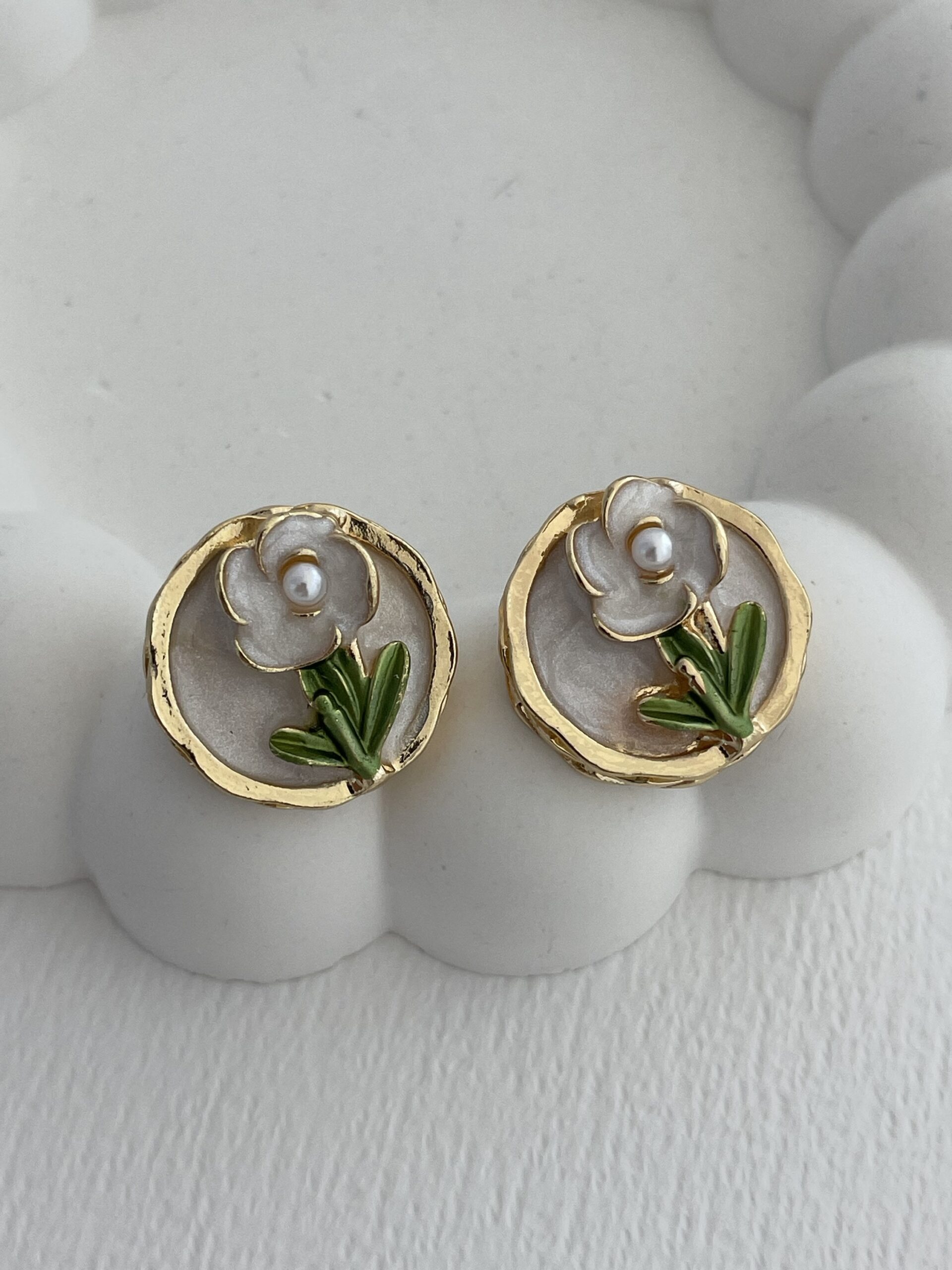 img_7507-2 Özel Seri Beyaz Çiçek Tasarım Gold Yuvarlak Küpe