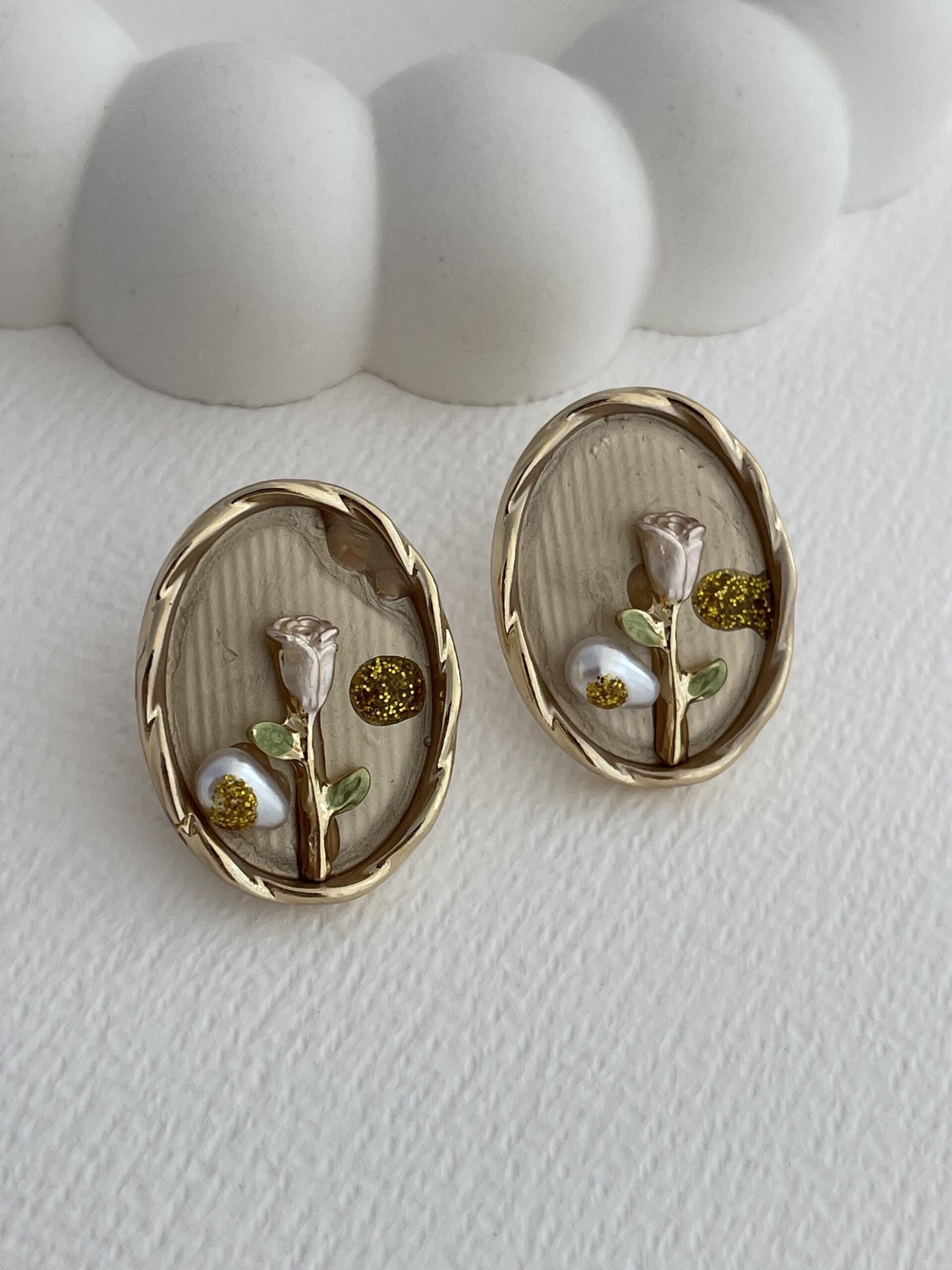 img_7540-3 Özel Seri Bej Gül Tasarım Gold Oval Küpe