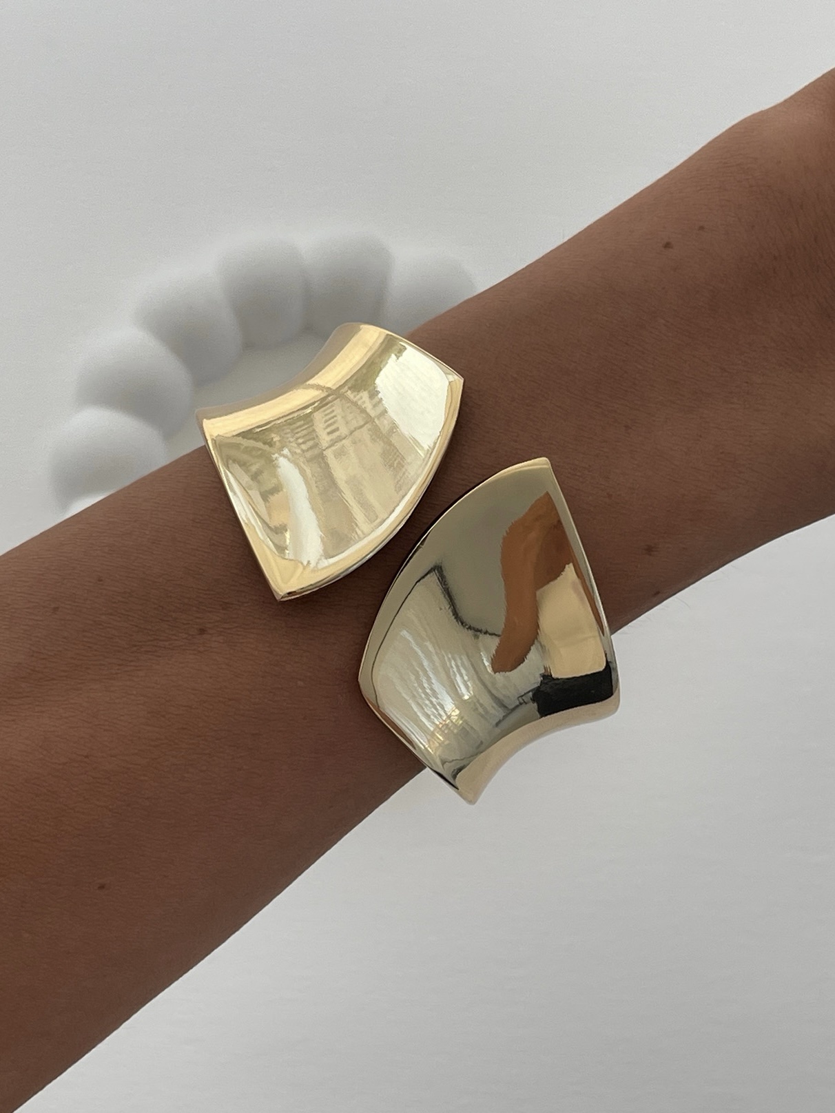 img_9385-1 Özel Seri Kıvrım Detay V Tasarım Gold Kelepçe Bileklik