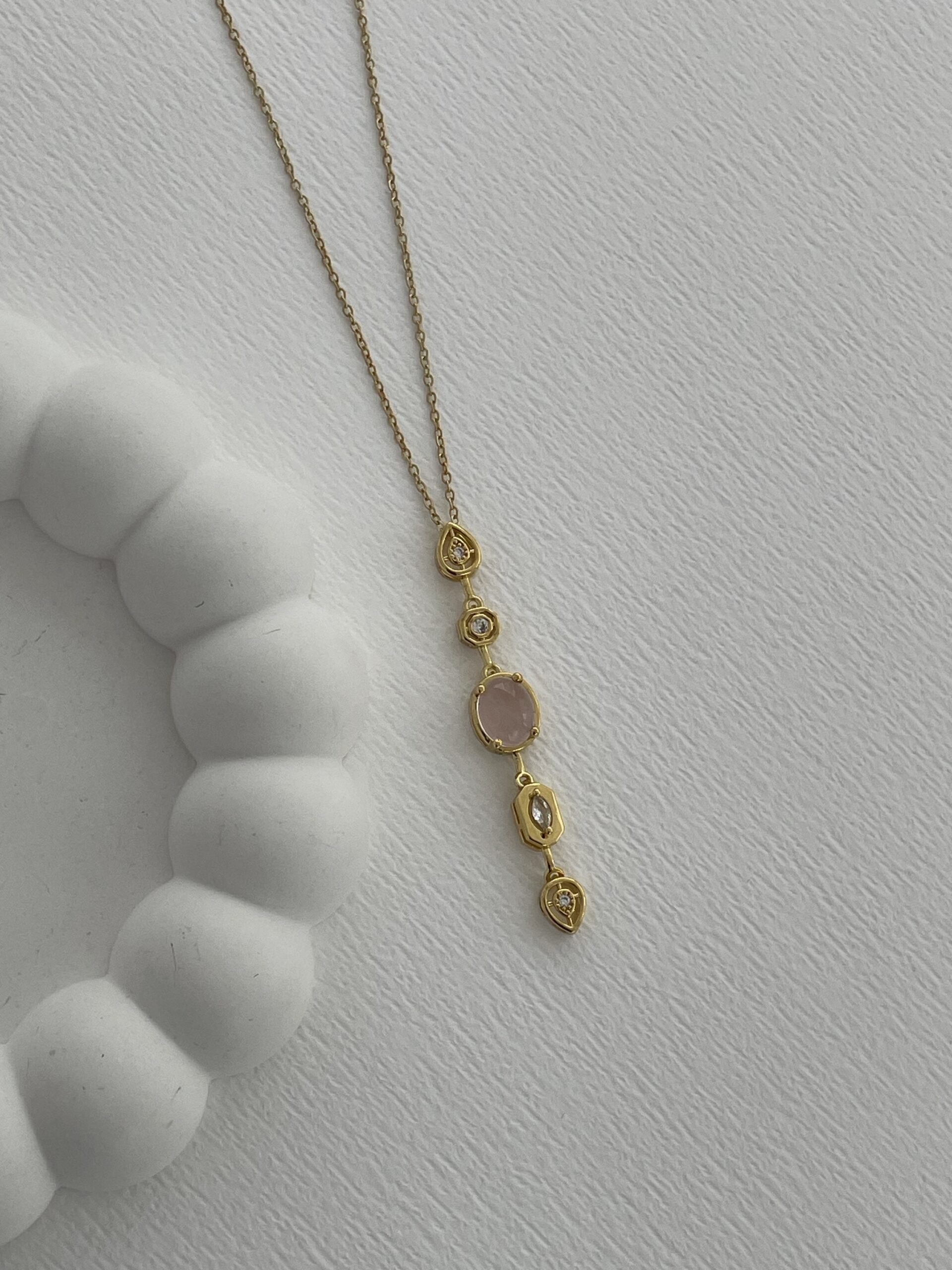 img_0058 Çelik Pembe Kaplan Gözü Geometrik Tasarım Gold Y Kolye