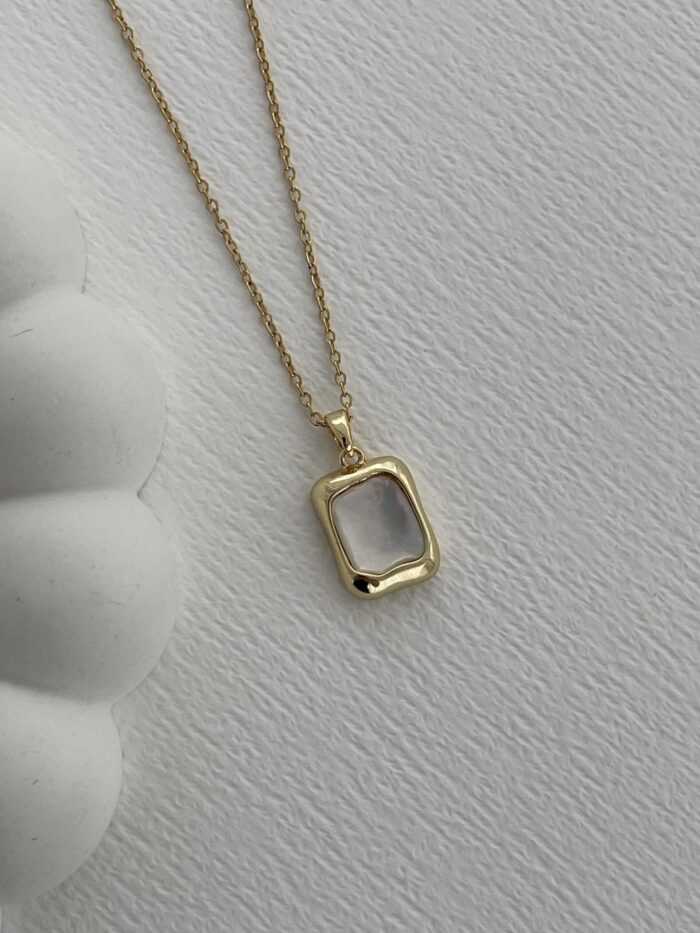 Çelik Sedef Detay Kare Tasarım Gold Kolye