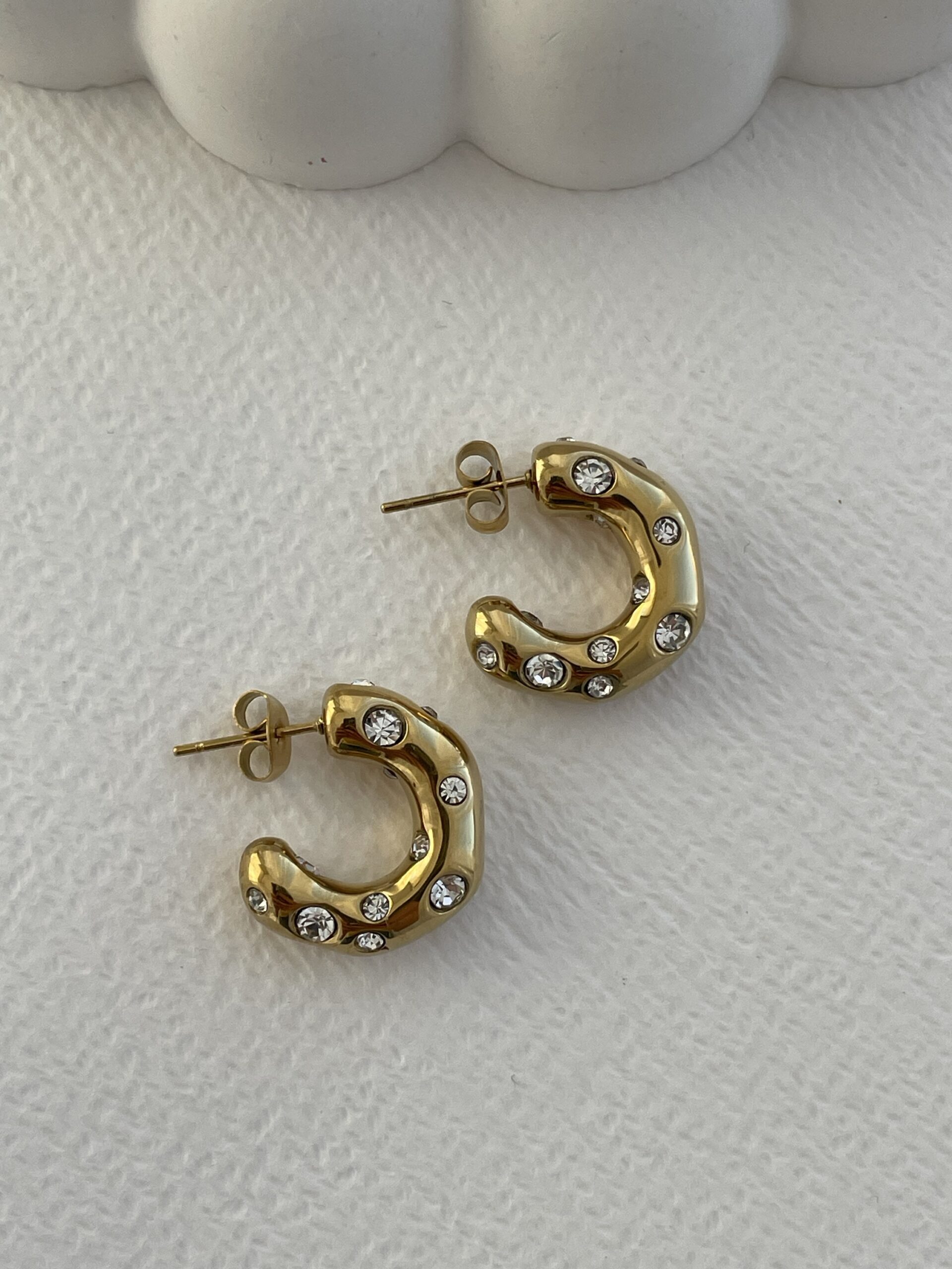 img_0539-3 Çelik Zirkon Taşlı Soyut Tasarım Gold Halka Küpe