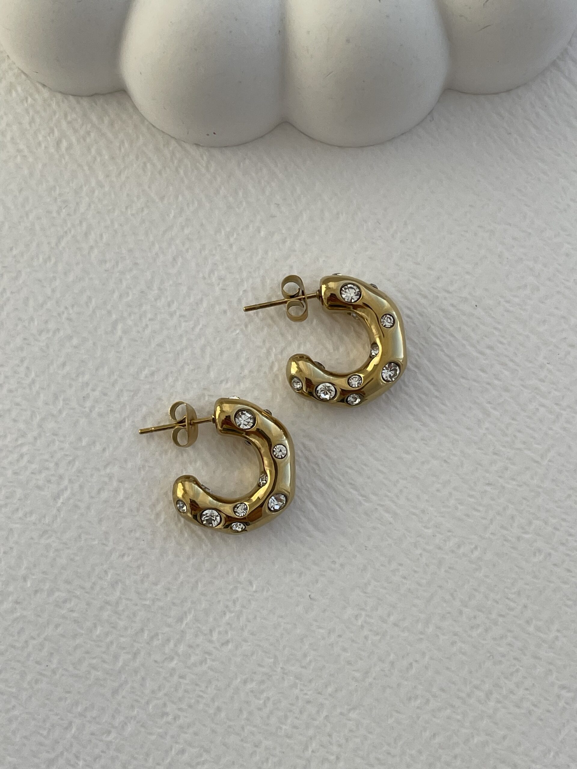 img_0540-2 Çelik Zirkon Taşlı Soyut Tasarım Gold Halka Küpe