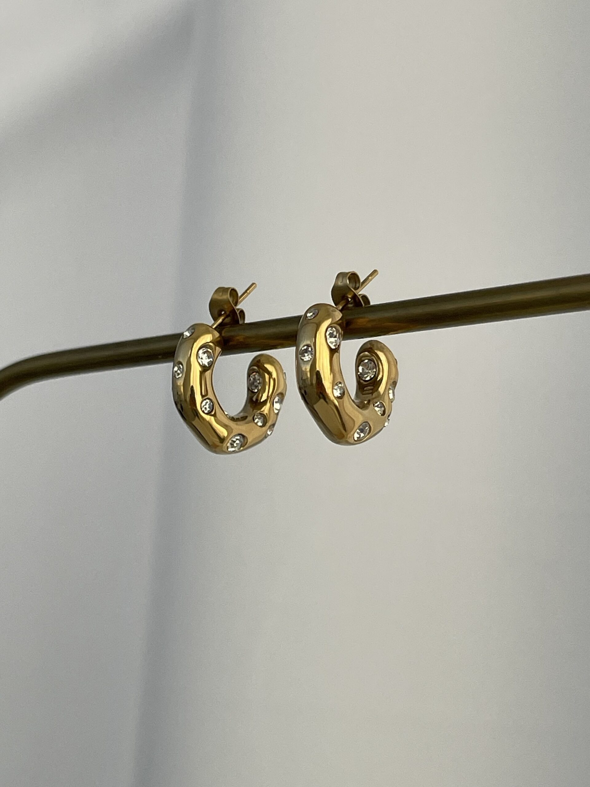 img_0549-2 Çelik Zirkon Taşlı Soyut Tasarım Gold Halka Küpe