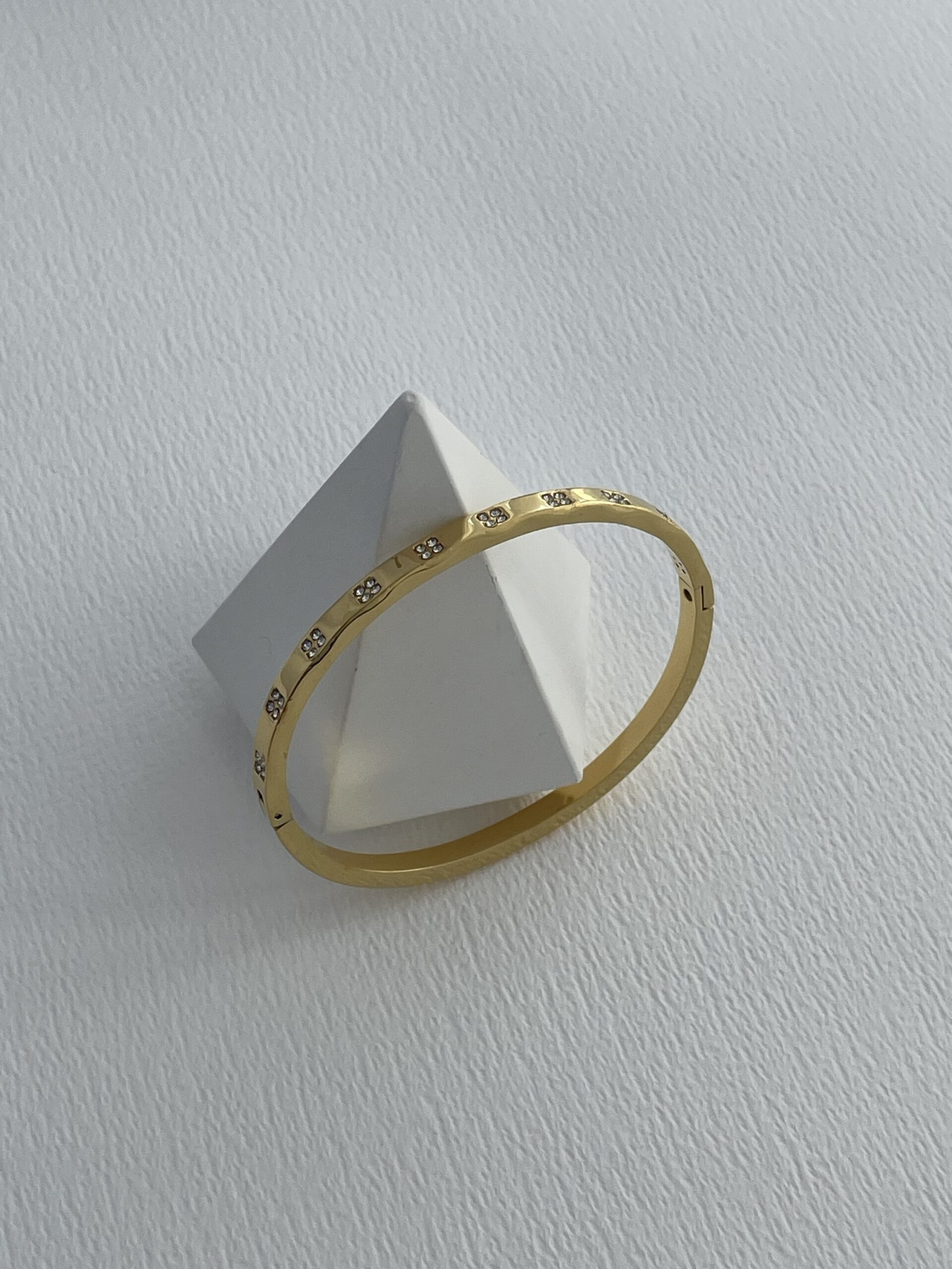 img_0557-2 Çelik Kare Zirkon Taşlı Gold Kelepçe Bileklik