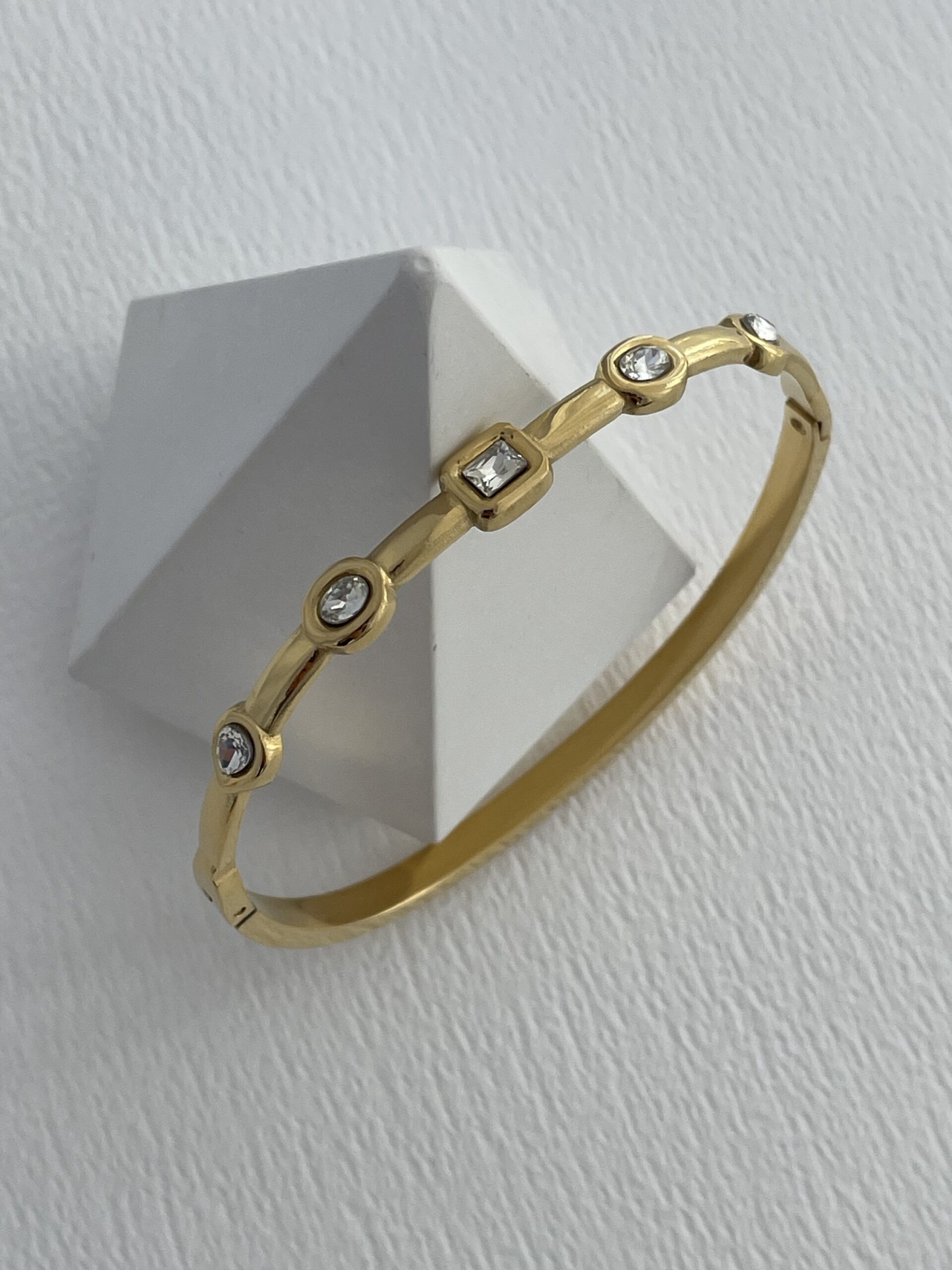 img_0560-2 Çelik Geometrik Desen Taşlı Gold Kelepçe Bileklik