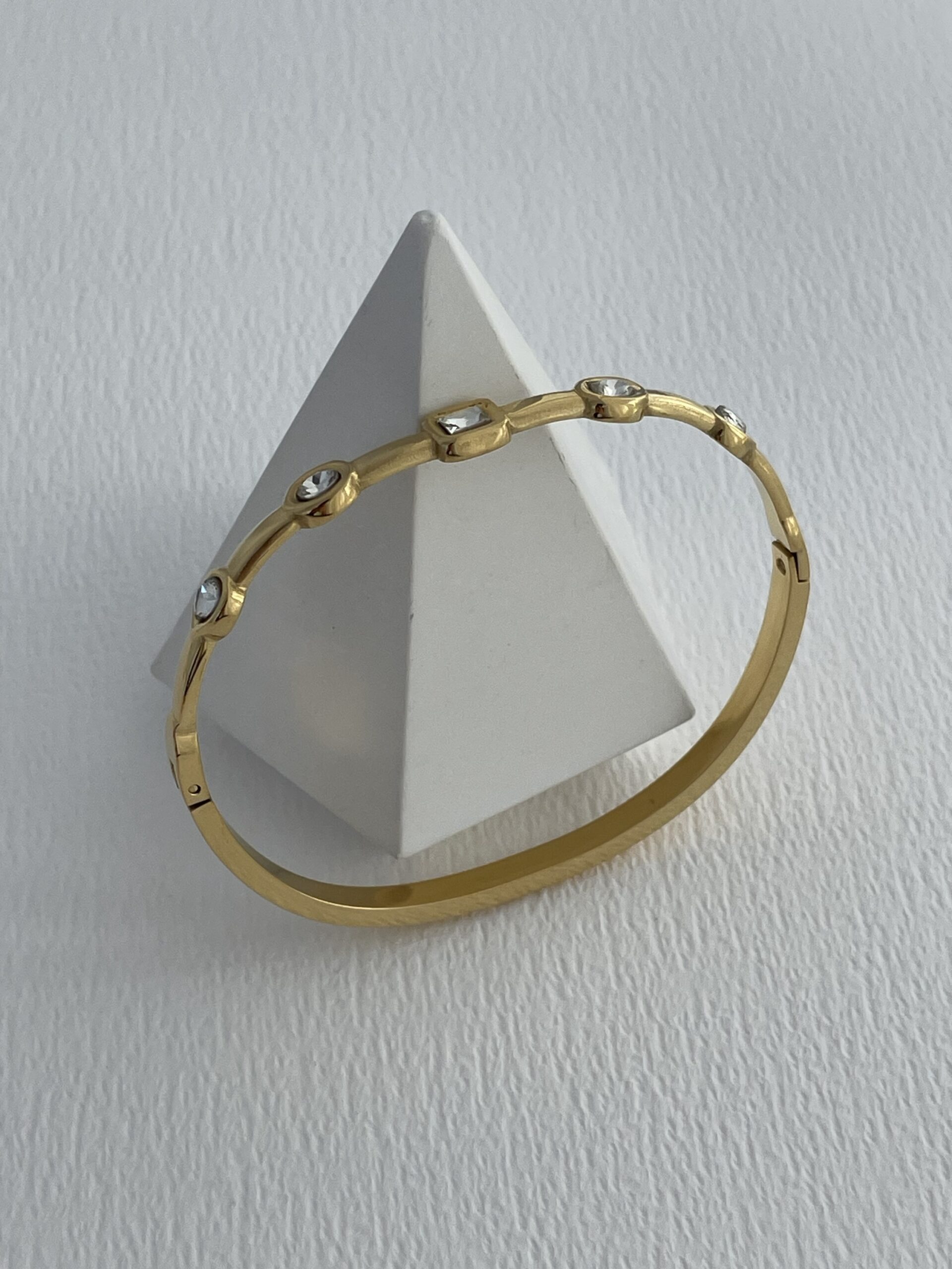 img_0562-2 Çelik Geometrik Desen Taşlı Gold Kelepçe Bileklik