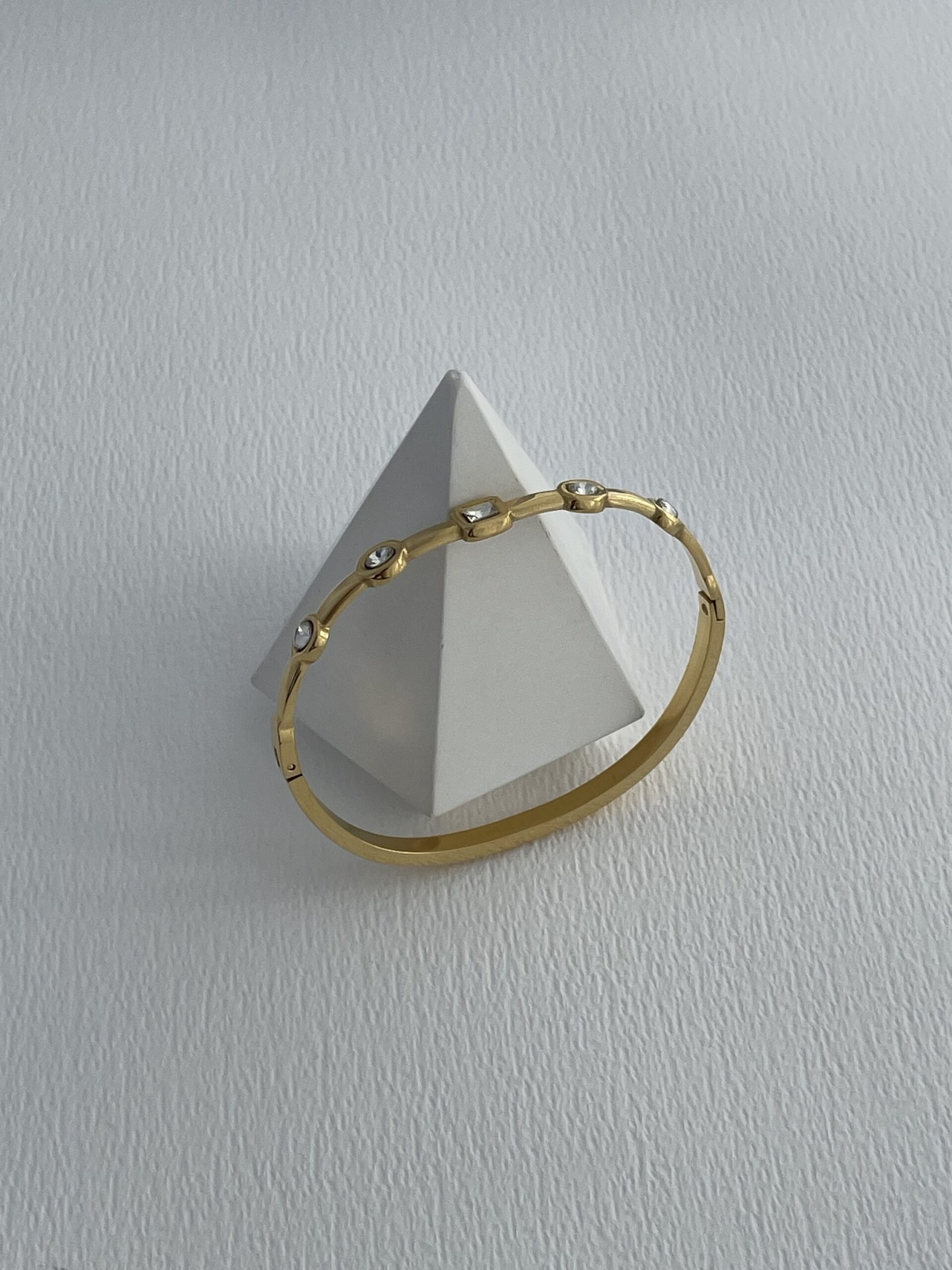 img_0563 Çelik Geometrik Desen Taşlı Gold Kelepçe Bileklik