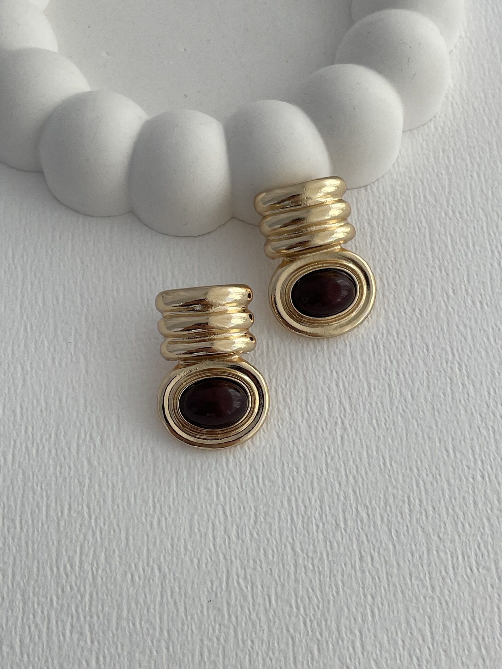 img_1053 Özel Seri Kahverengi Mineli Geometrik Tasarım Gold Küpe