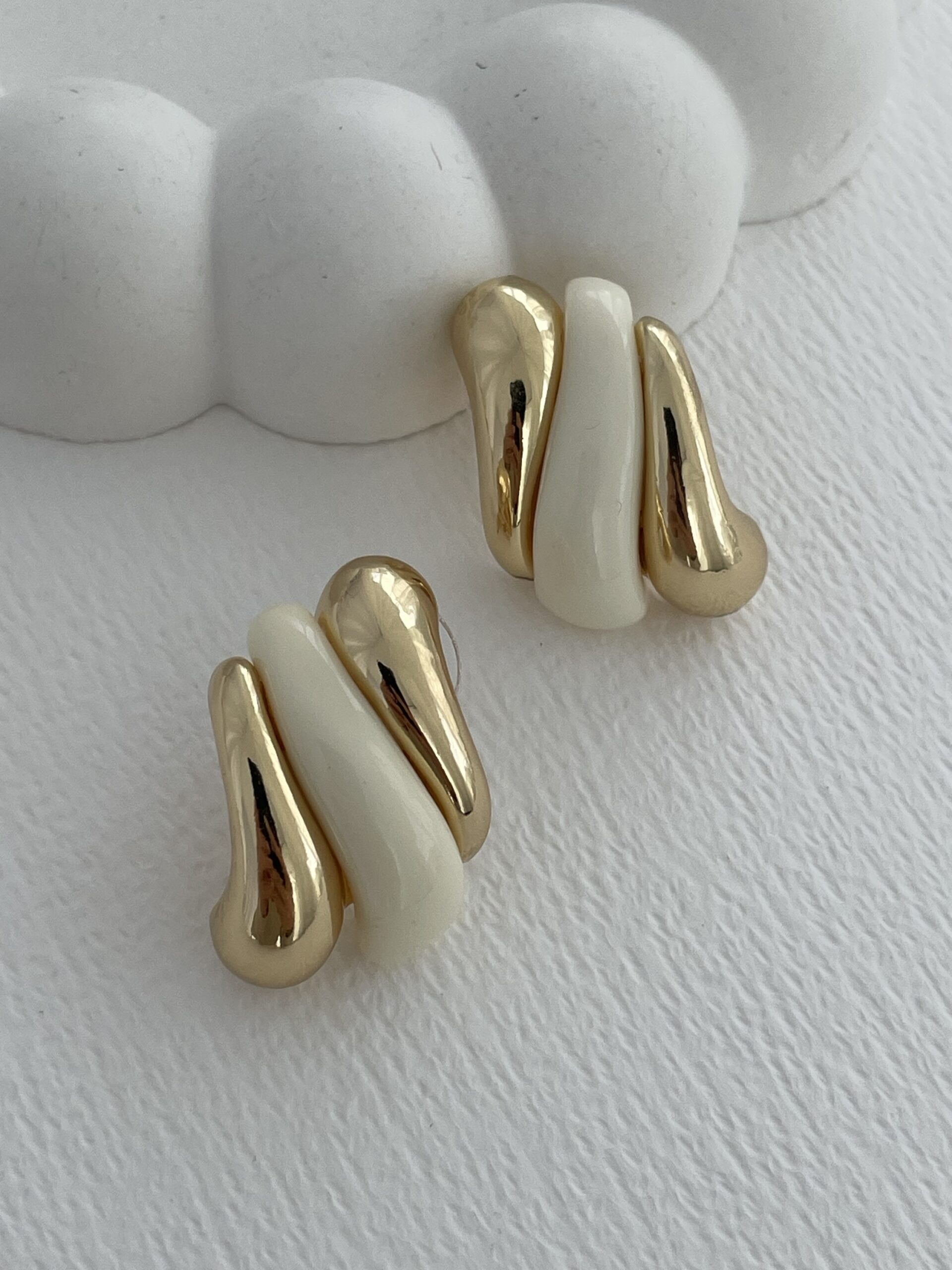 img_1977-3 Özel Seri Krem Kemik Detay Üçlü Damla Tasarım Gold Küpe