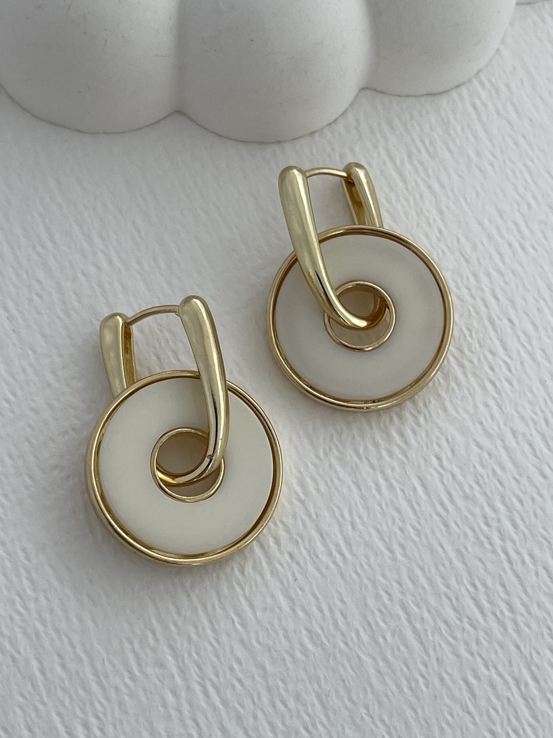 img_1980-2 Özel Seri Krem Kemik Detay Halka Tasarım Gold Küpe