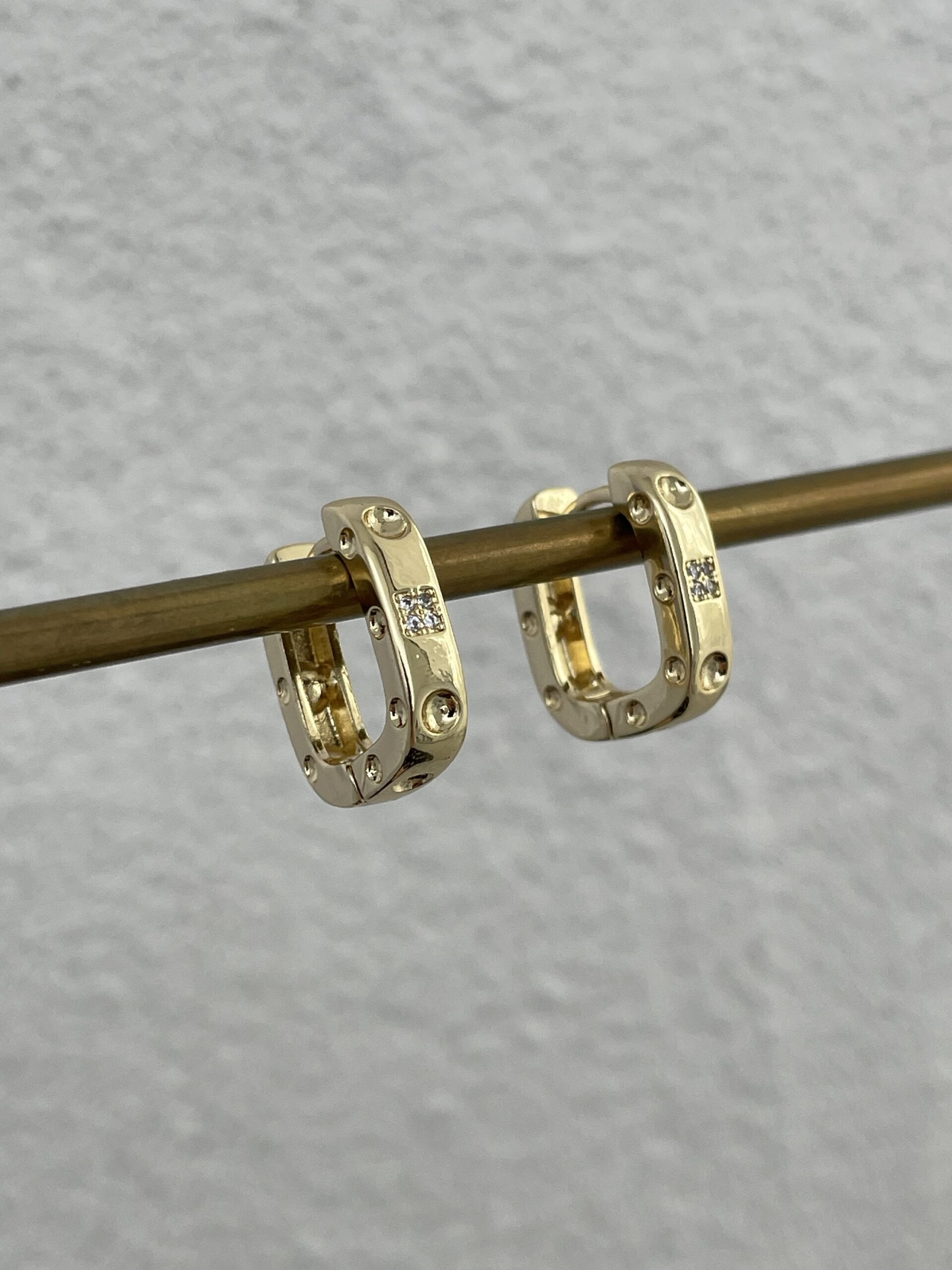 img_3191-2 Özel Seri Zirkon Taşlı Küçük Dikdörtgen Gold Küpe