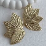 Özel Seri Desenli Üç Yaprak Tasarım Gold Küpe