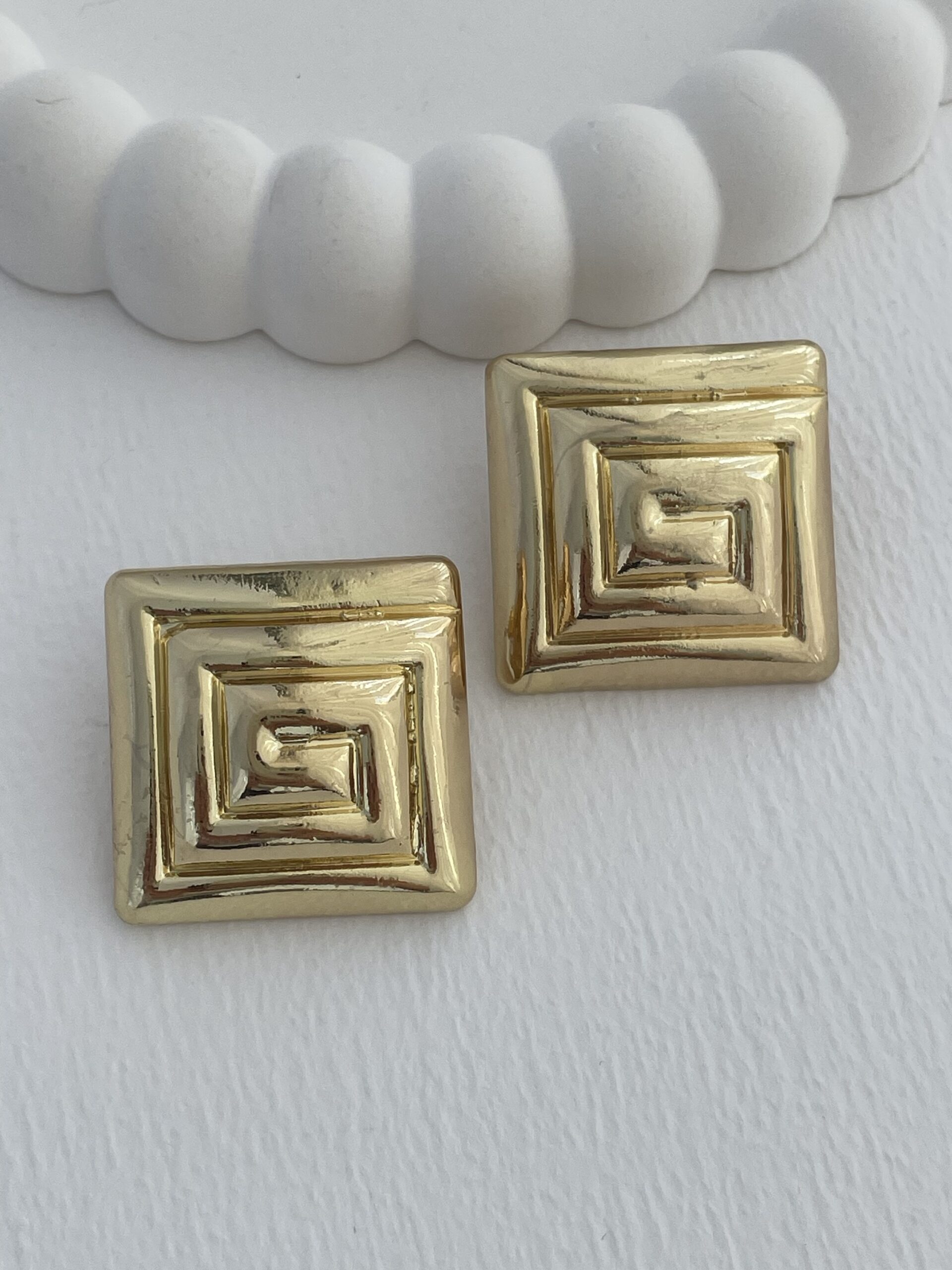 img_4007-3 Özel Seri Çizgi Desen Kare Tasarım Gold Küpe