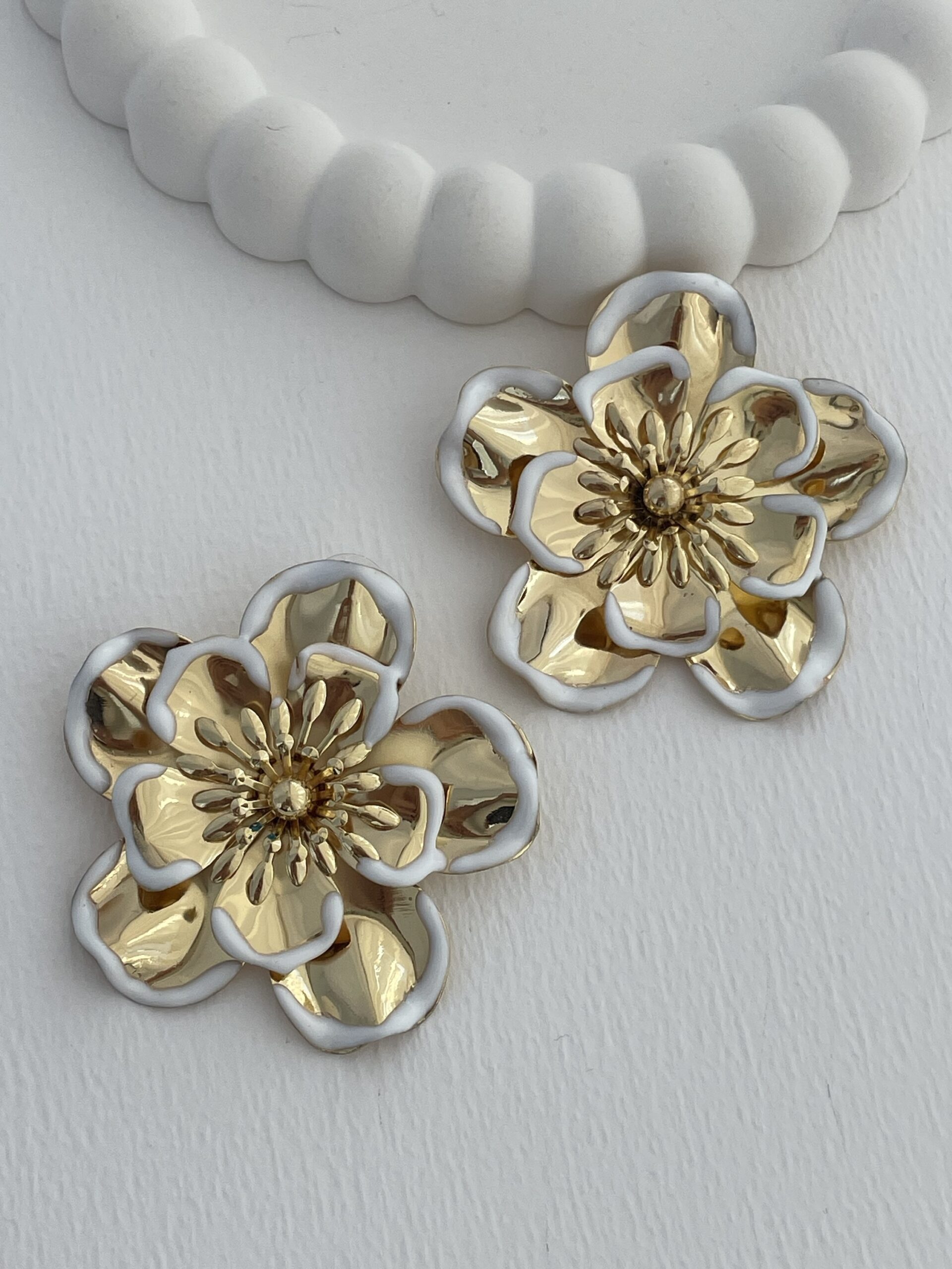 img_4021-3 Özel Seri Beyaz Mineli Çiçek Tasarım Gold Küpe