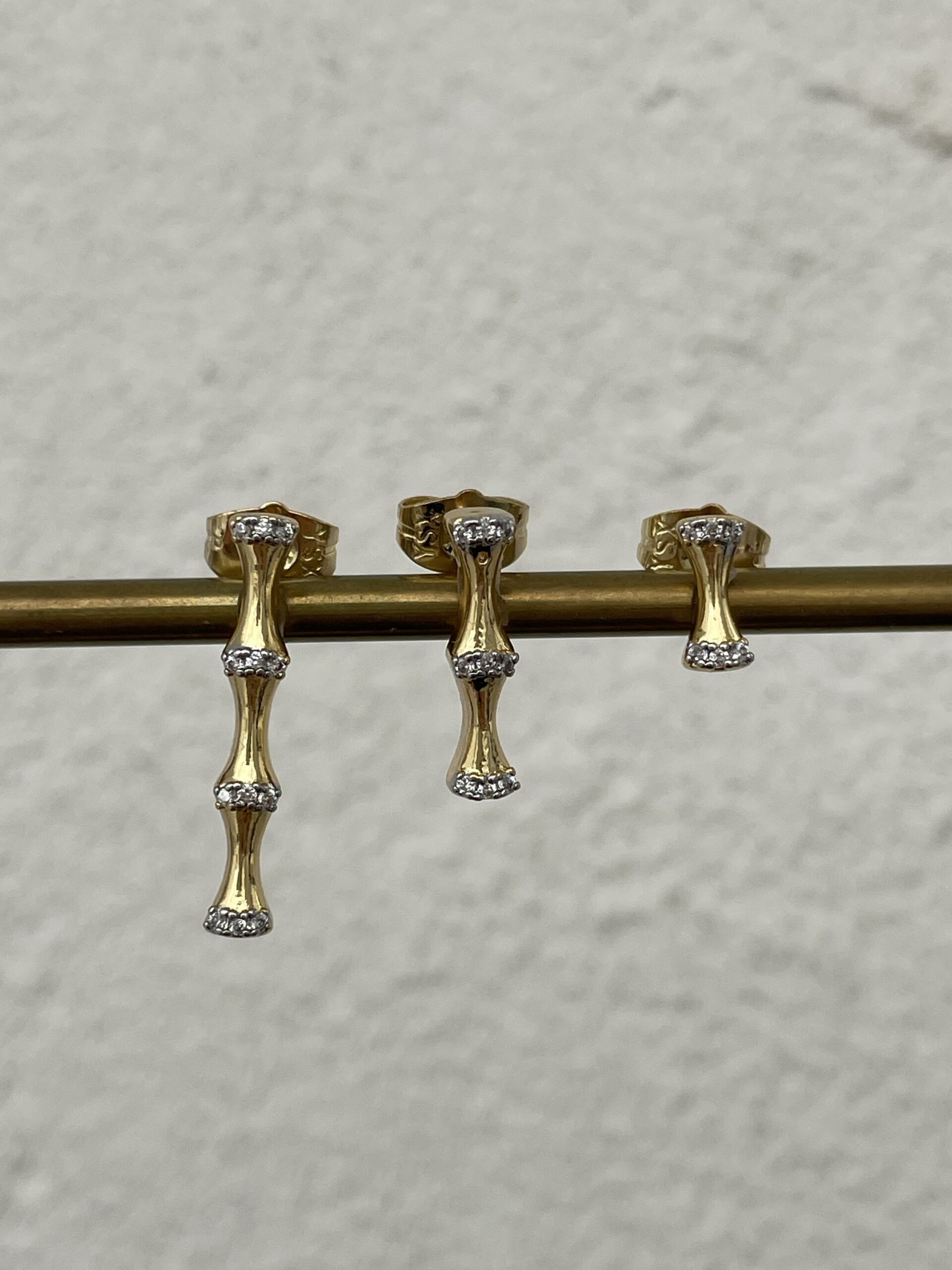 img_4652-2 Özel Seri Zirkon Taşlı Kemik Tasarım Üçlü Gold Küpe Seti