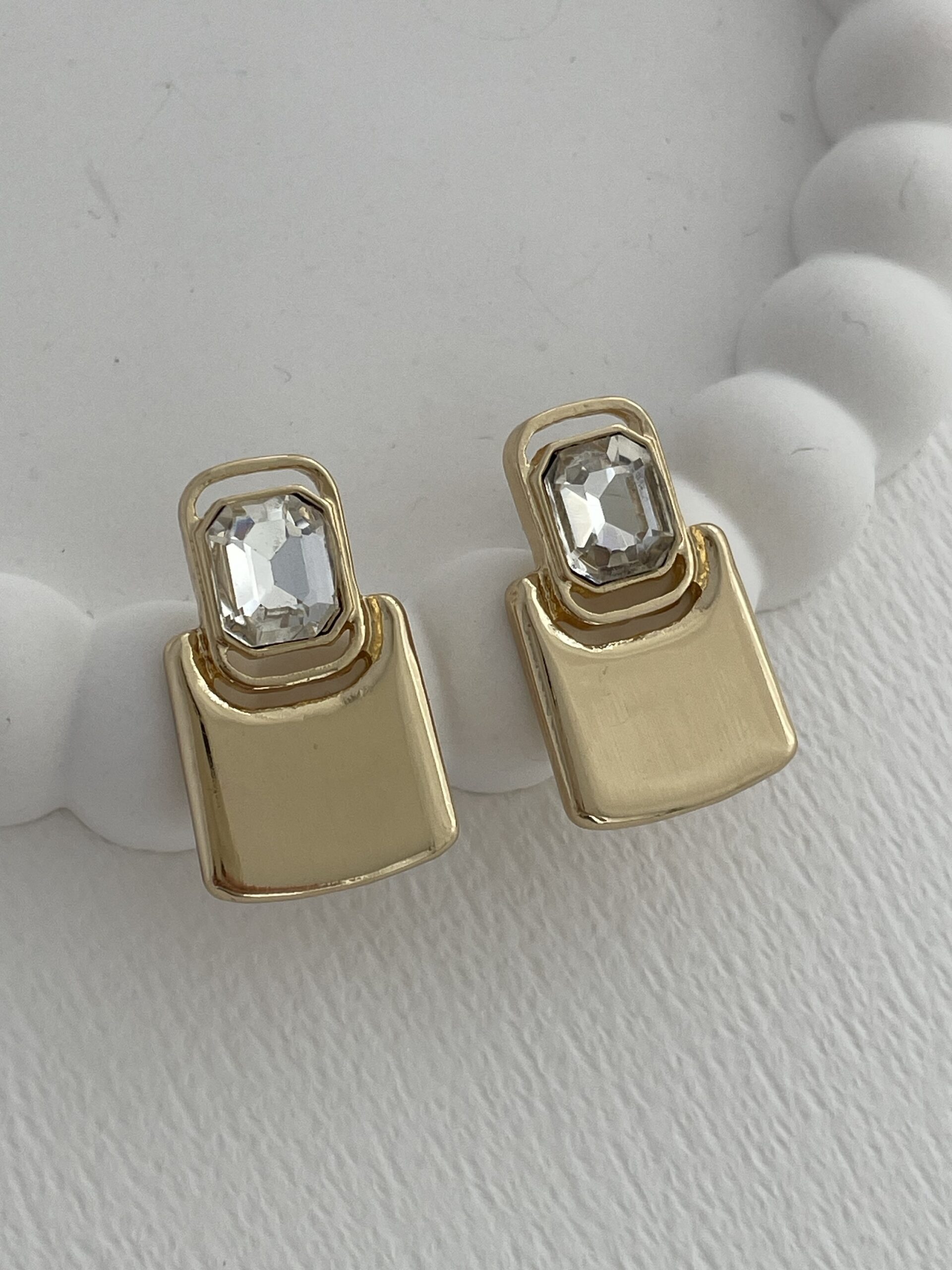 img_4847 Özel Seri Büyük Baget Taşlı Gold Dikdörtgen Küpe