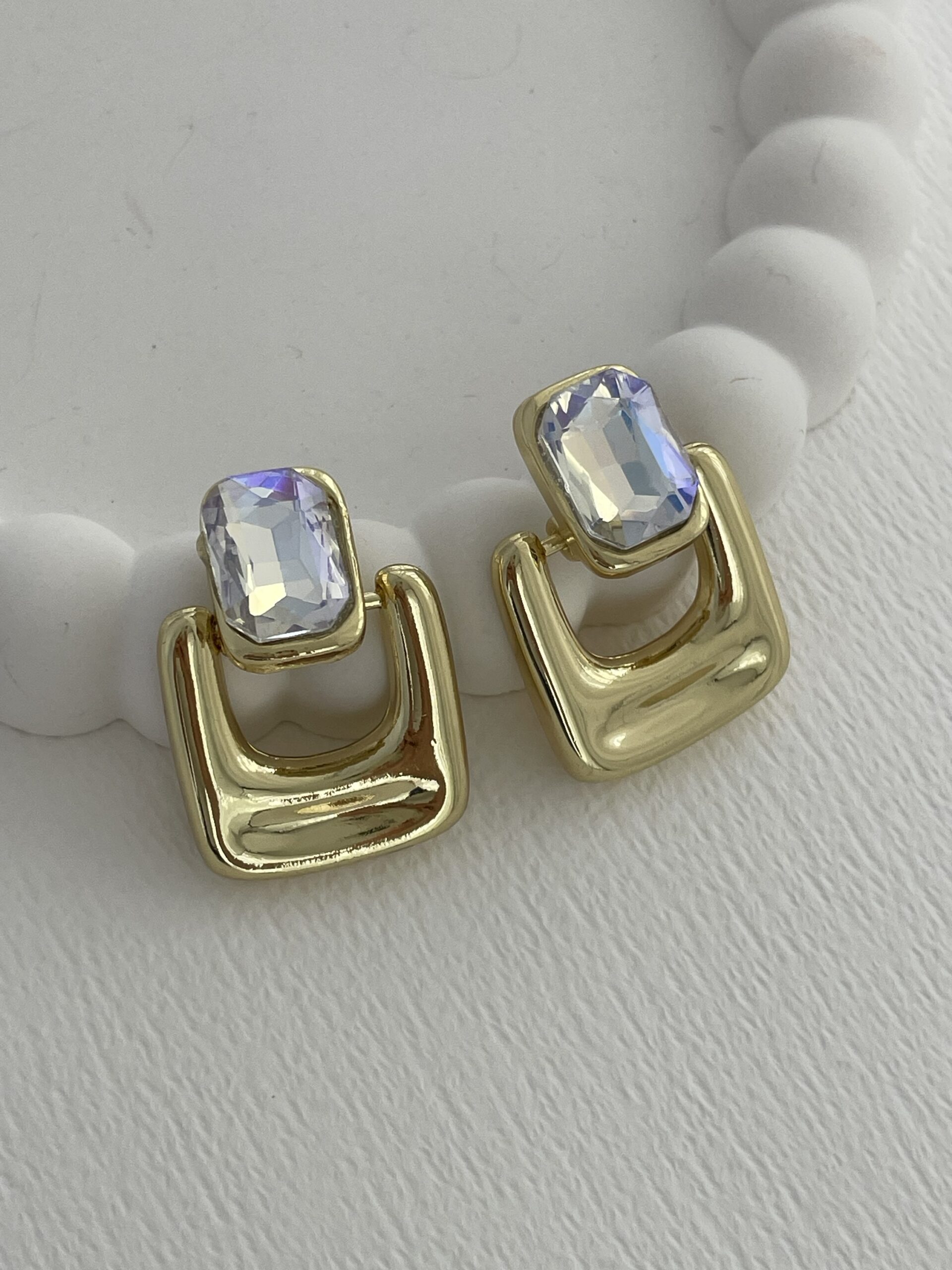 img_4850-2 Özel Seri Büyük Baget Taşlı Kare Gold Küpe