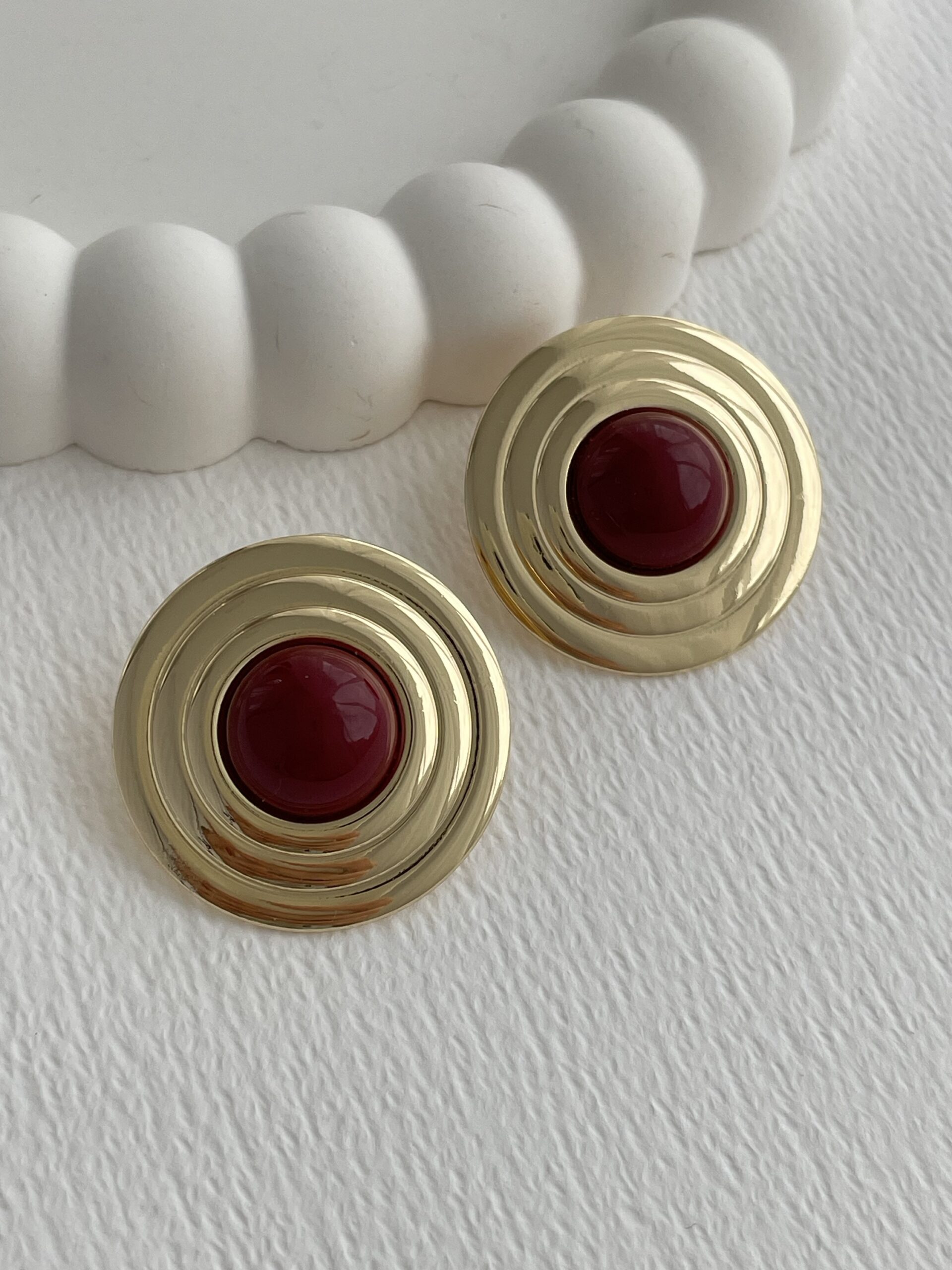 img_5027-2 Özel Seri İçe İçe Halka Tasarım Bordo Mineli Gold Küpe