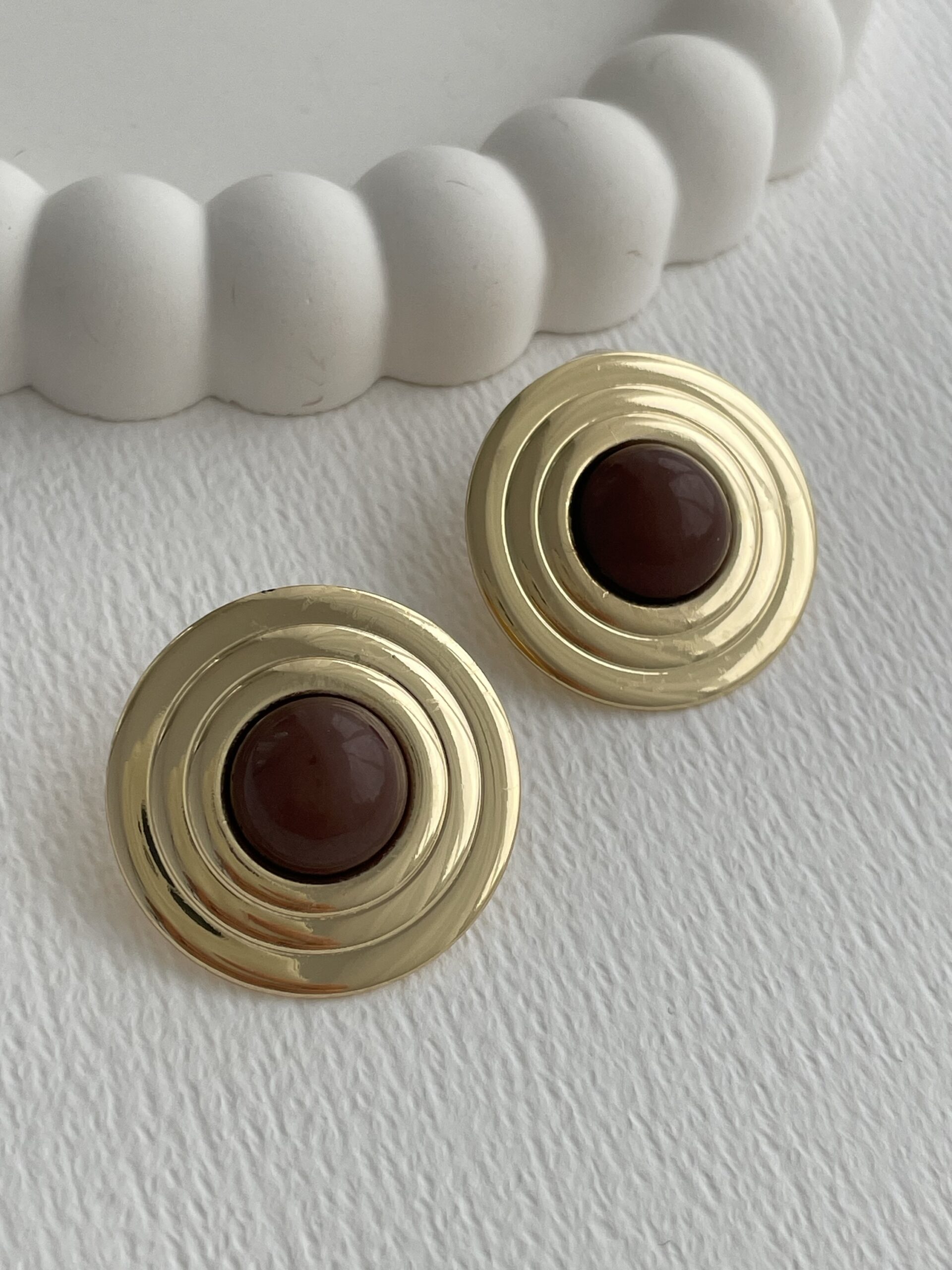 img_5043-3 Özel Seri İç içe Halka Tasarım Kahverengi Mineli Gold Küpe