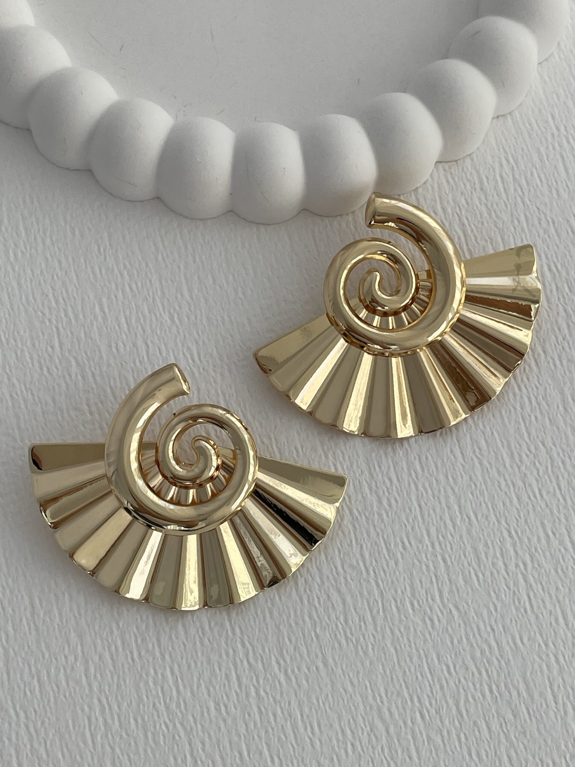 img_6727-4 Özel Seri Spiral Detay Yelpaze Tasarım Gold Küpe