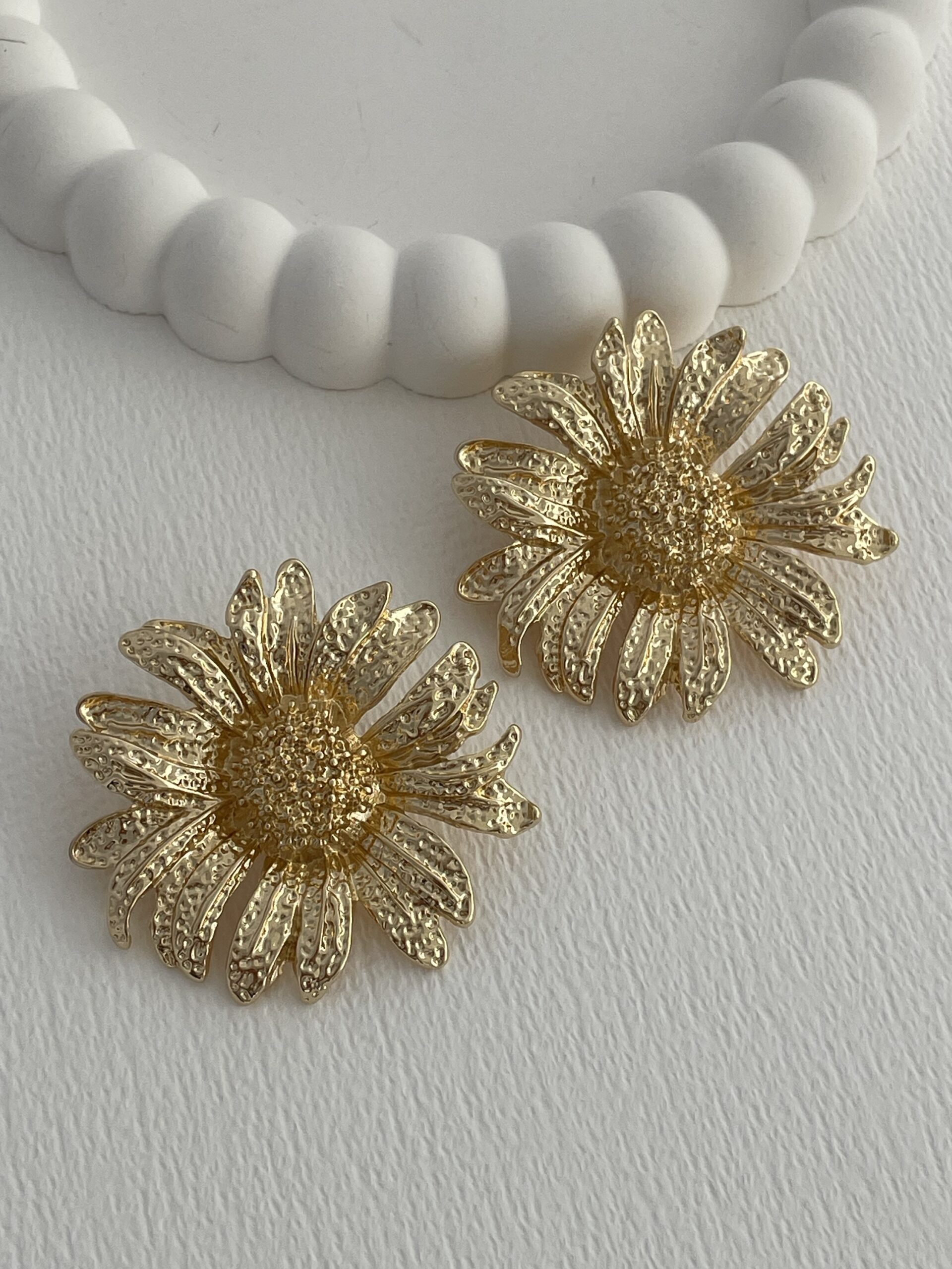 img_6786-6 Özel Seri Büyük Papatya Tasarım Gold Küpe