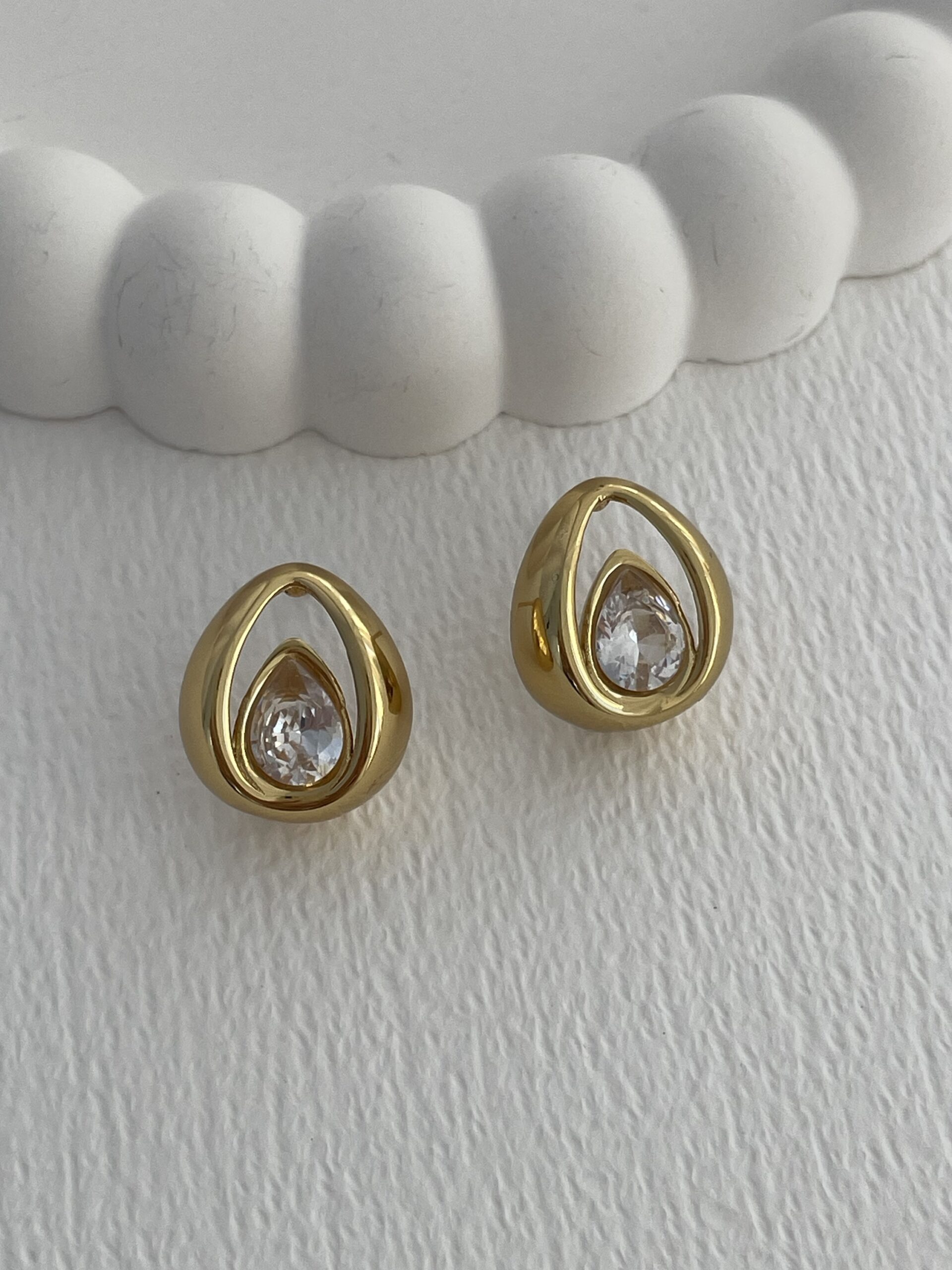 img_7052-2 Çelik Zirkon Taşlı Damla Tasarım Gold Küpe