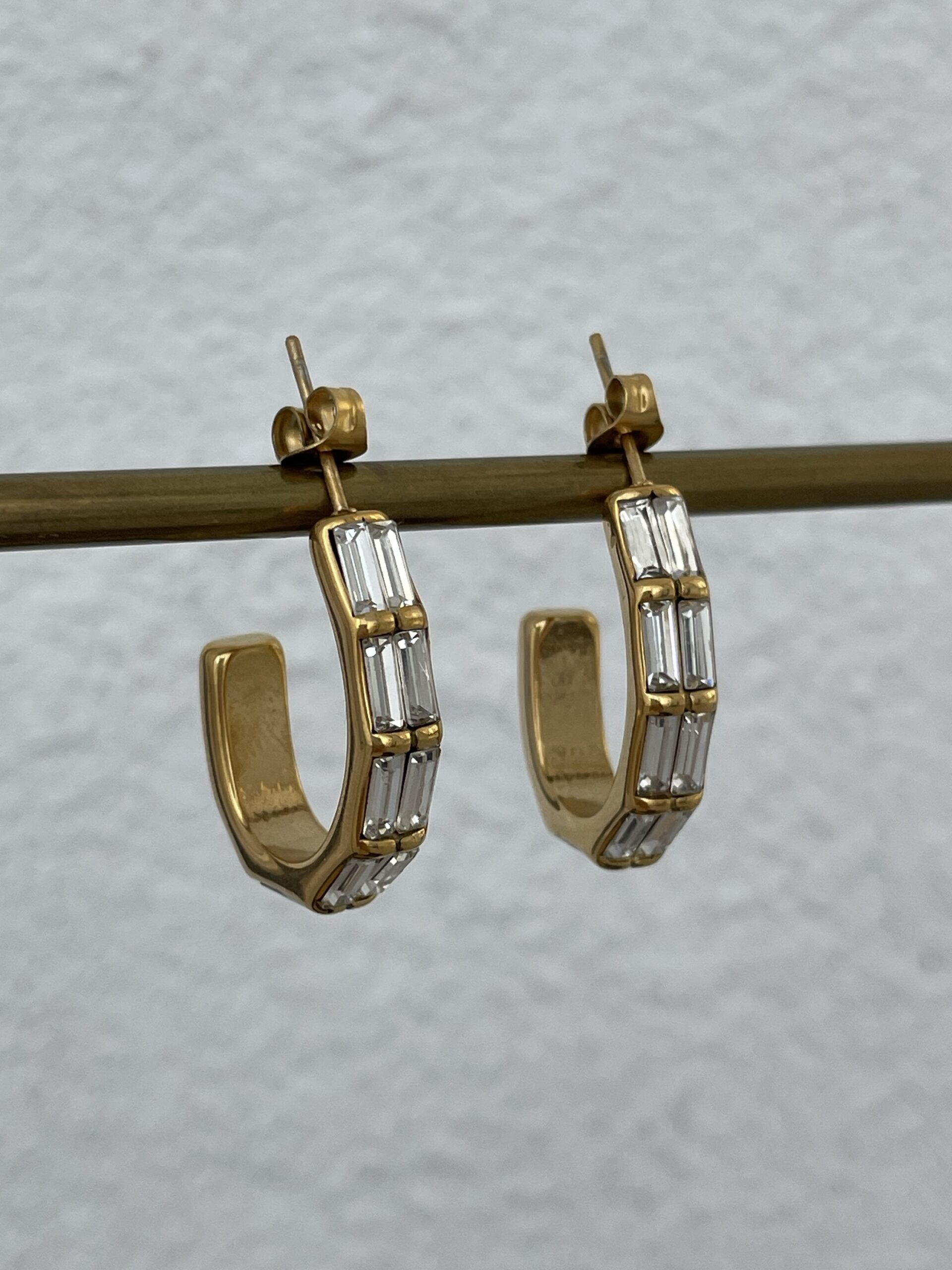 img_7132 Çelik Baget Taşlı Oval Tasarım Gold Küpe