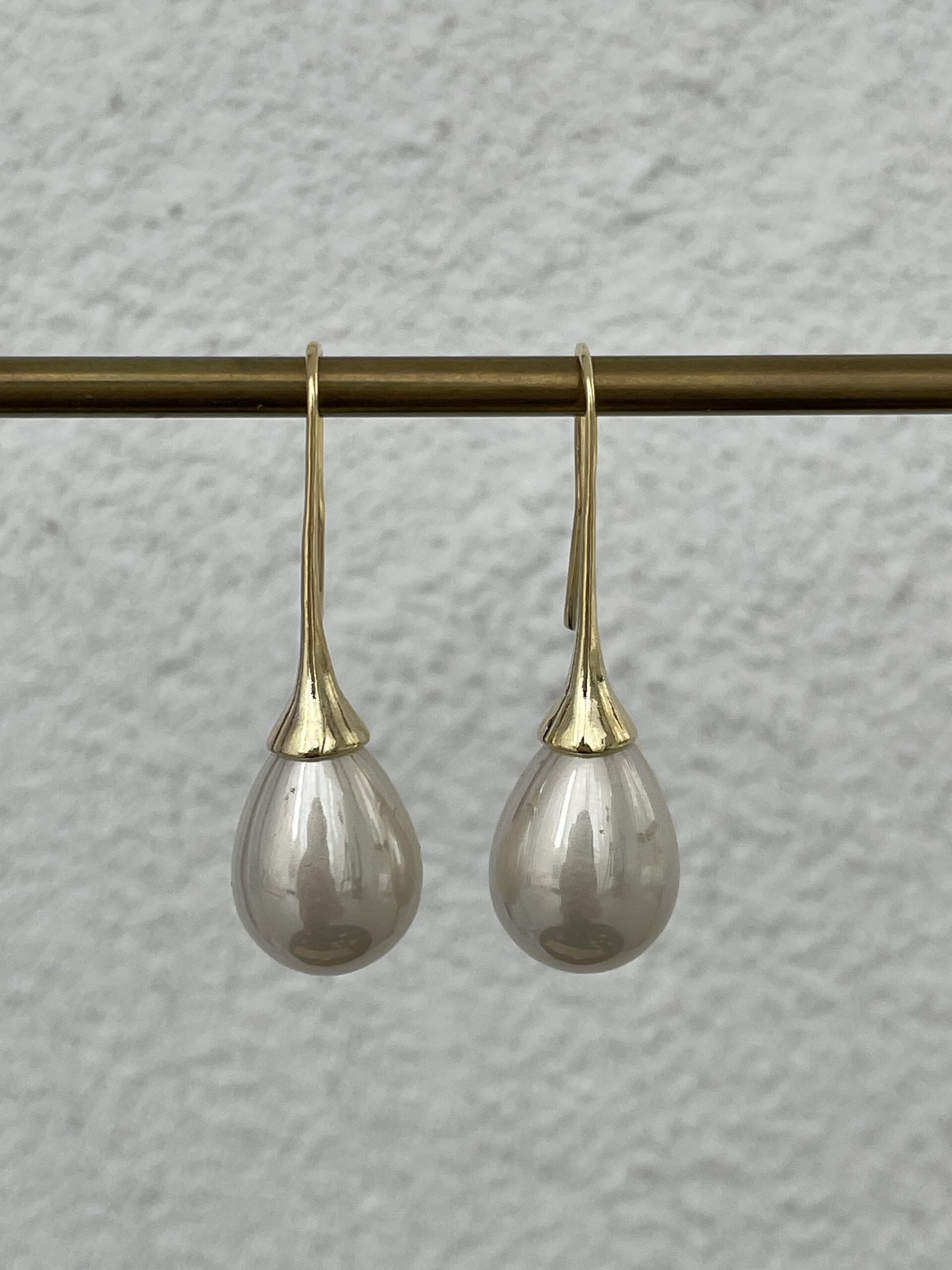 img_7173-2 Özel Seri Krem Kemik Damla Tasarım Gold Küpe