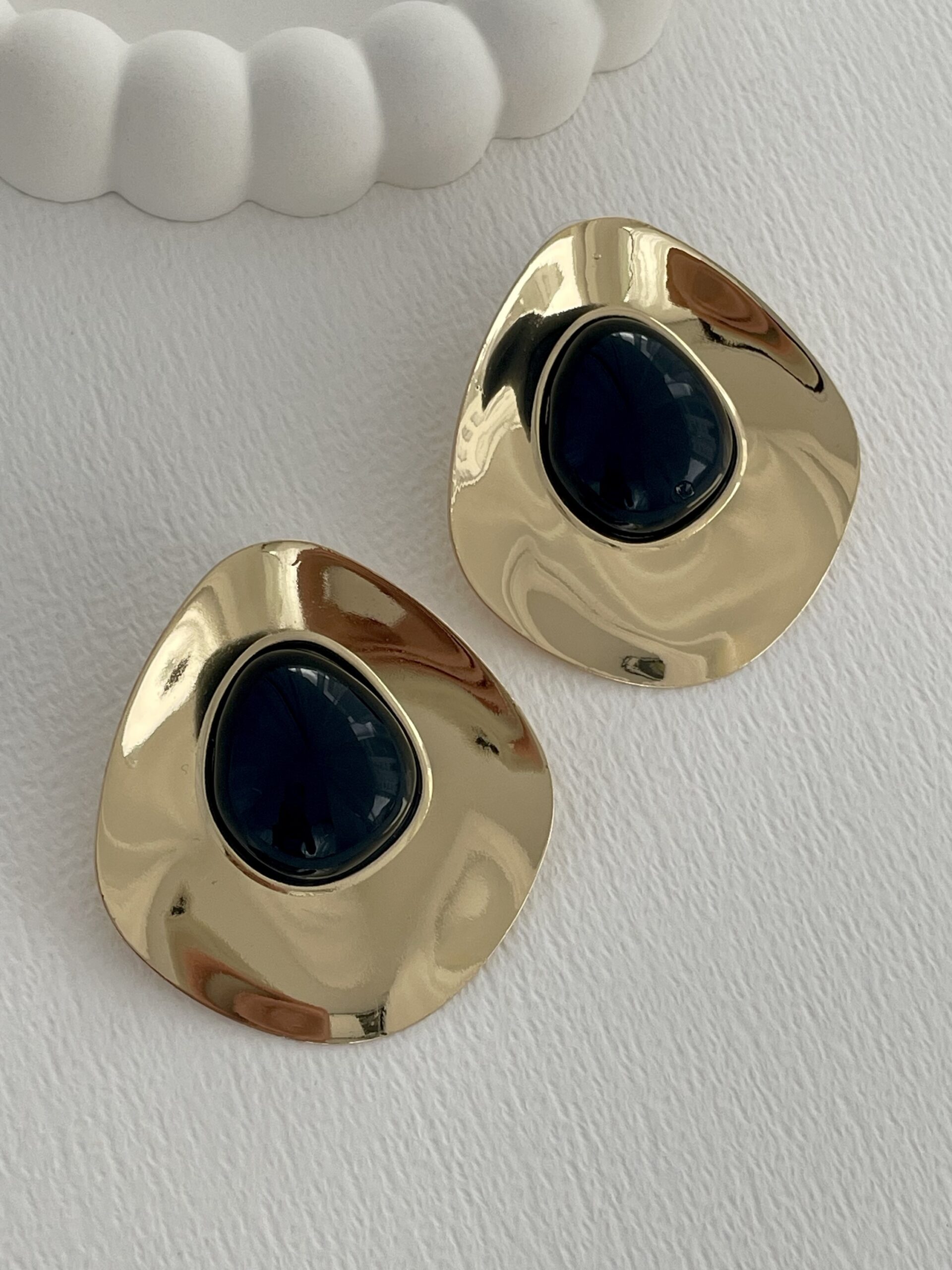 img_7835 Özel Seri Siyah Kemik Damla Tasarım Gold Küpe