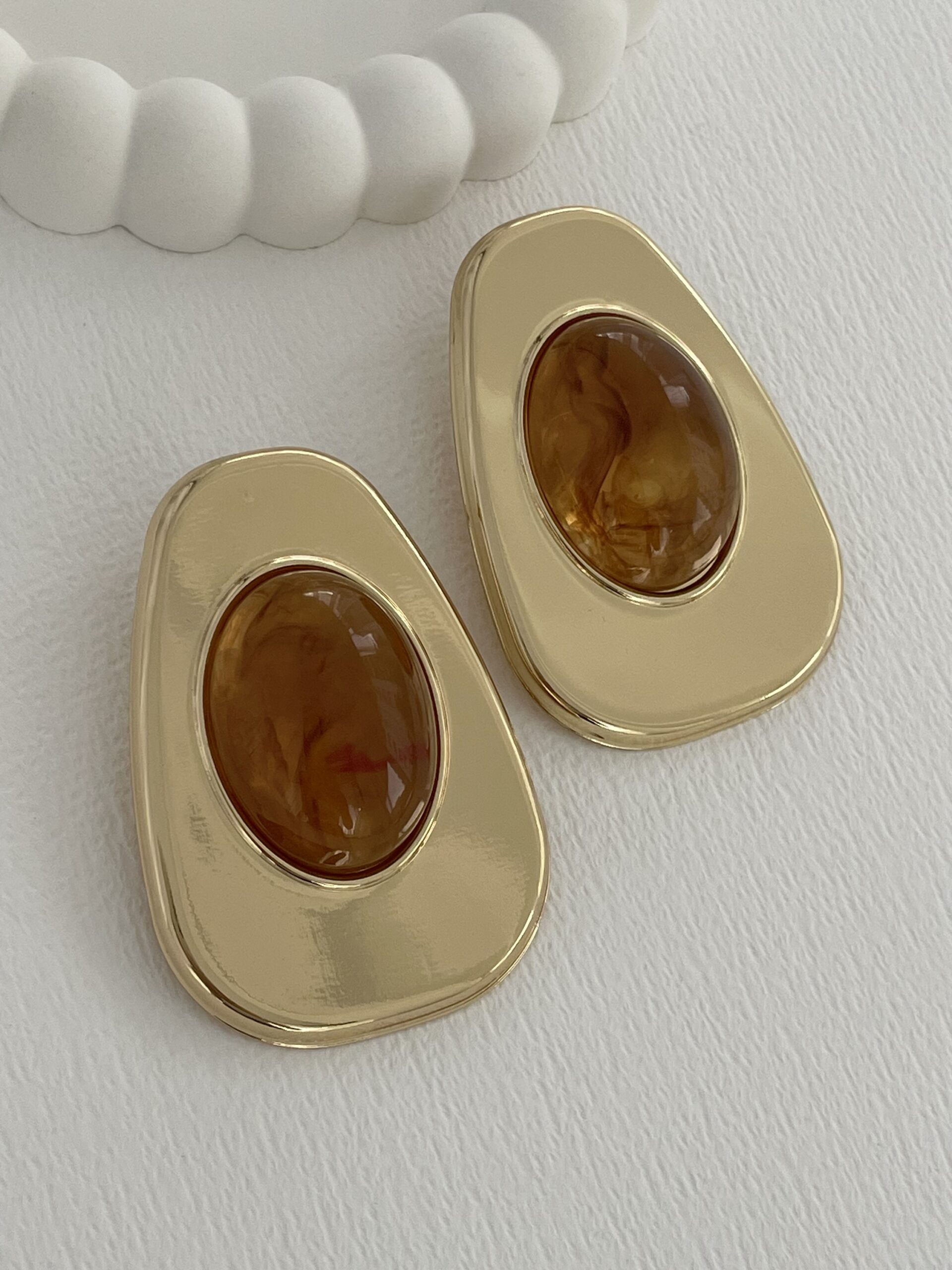 img_7844-2 Özel Seri Kahverengi Kemik Büyük Oval Tasarım Gold Küpe