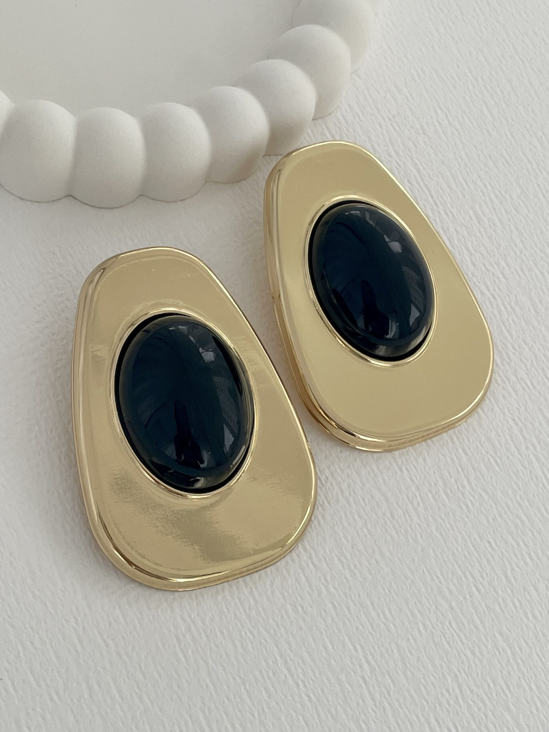 img_7847-3 Özel Seri Siyah Kemik Büyük Oval Tasarım Gold Küpe