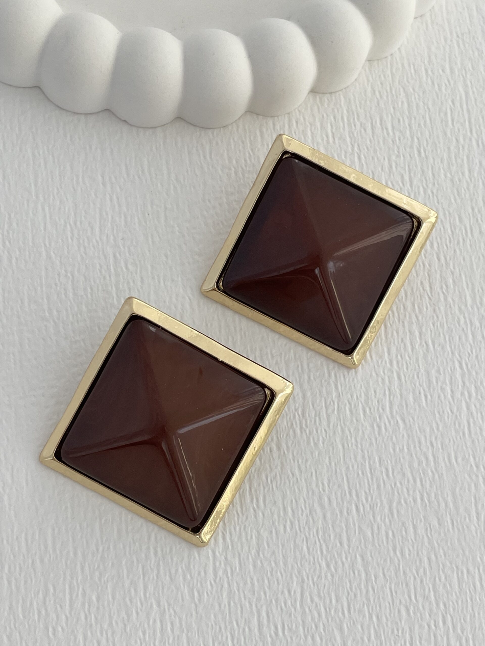 img_7968-3 Özel Seri Kahverengi Kemik Detay Kare Tasarım Gold Küpe