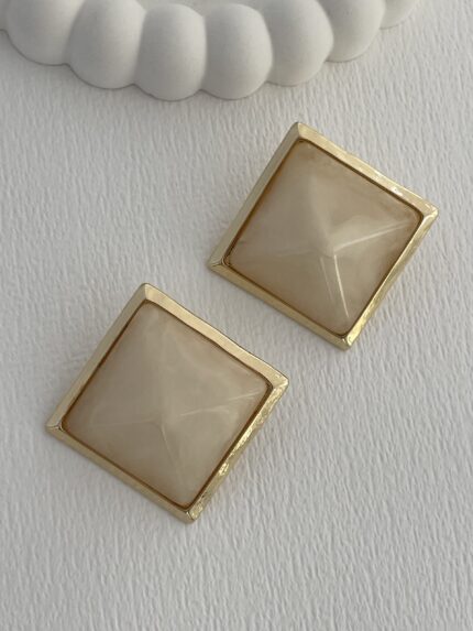 Özel Seri Krem Kemik Detay Kare Tasarım Gold Küpe