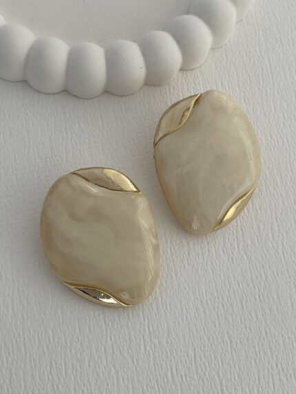 Özel Seri Krem Kemik Oval Soyut Tasarım Gold Küpe