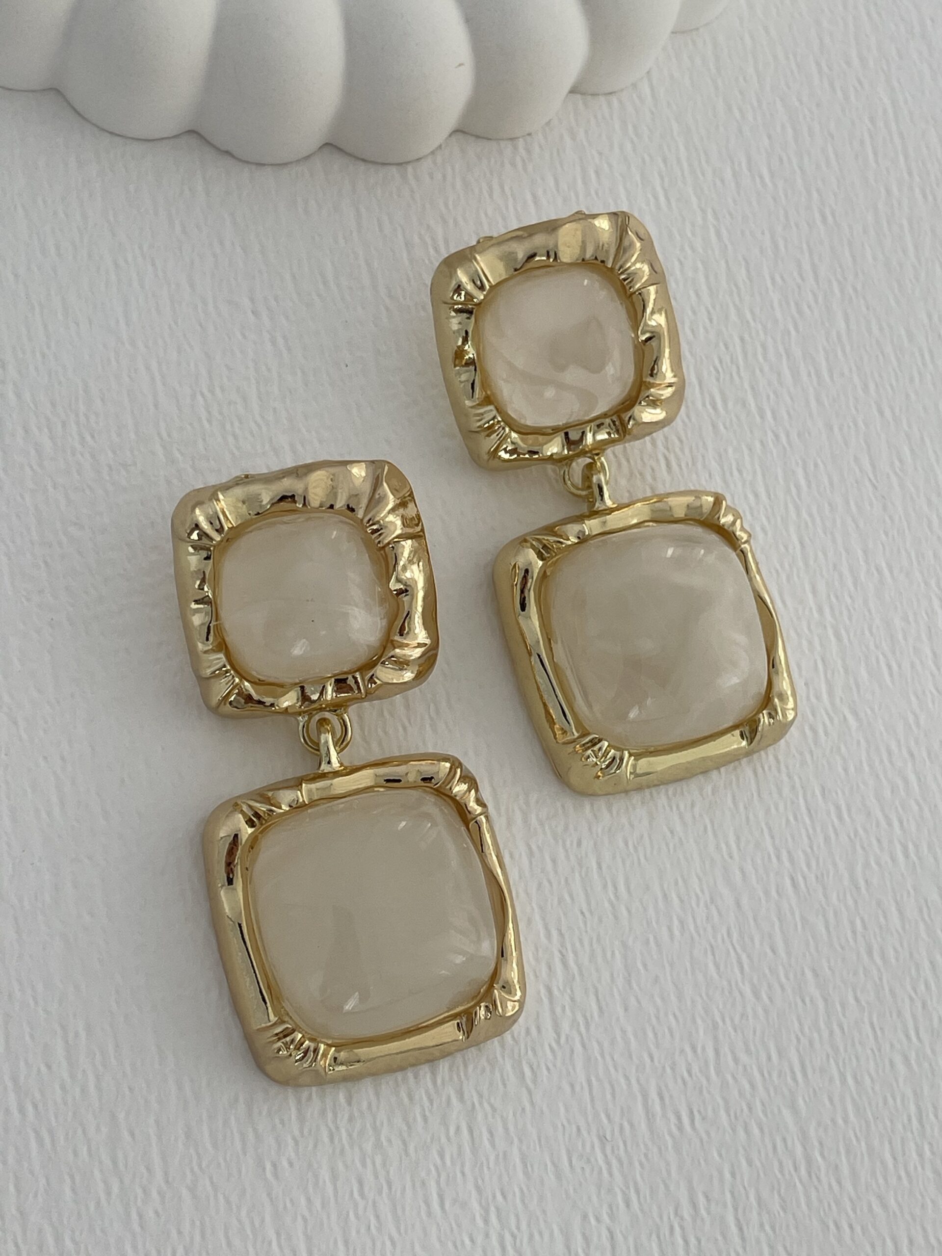 img_8024 Özel Seri Krem Kemik İkili Kare Tasarım Gold Küpe