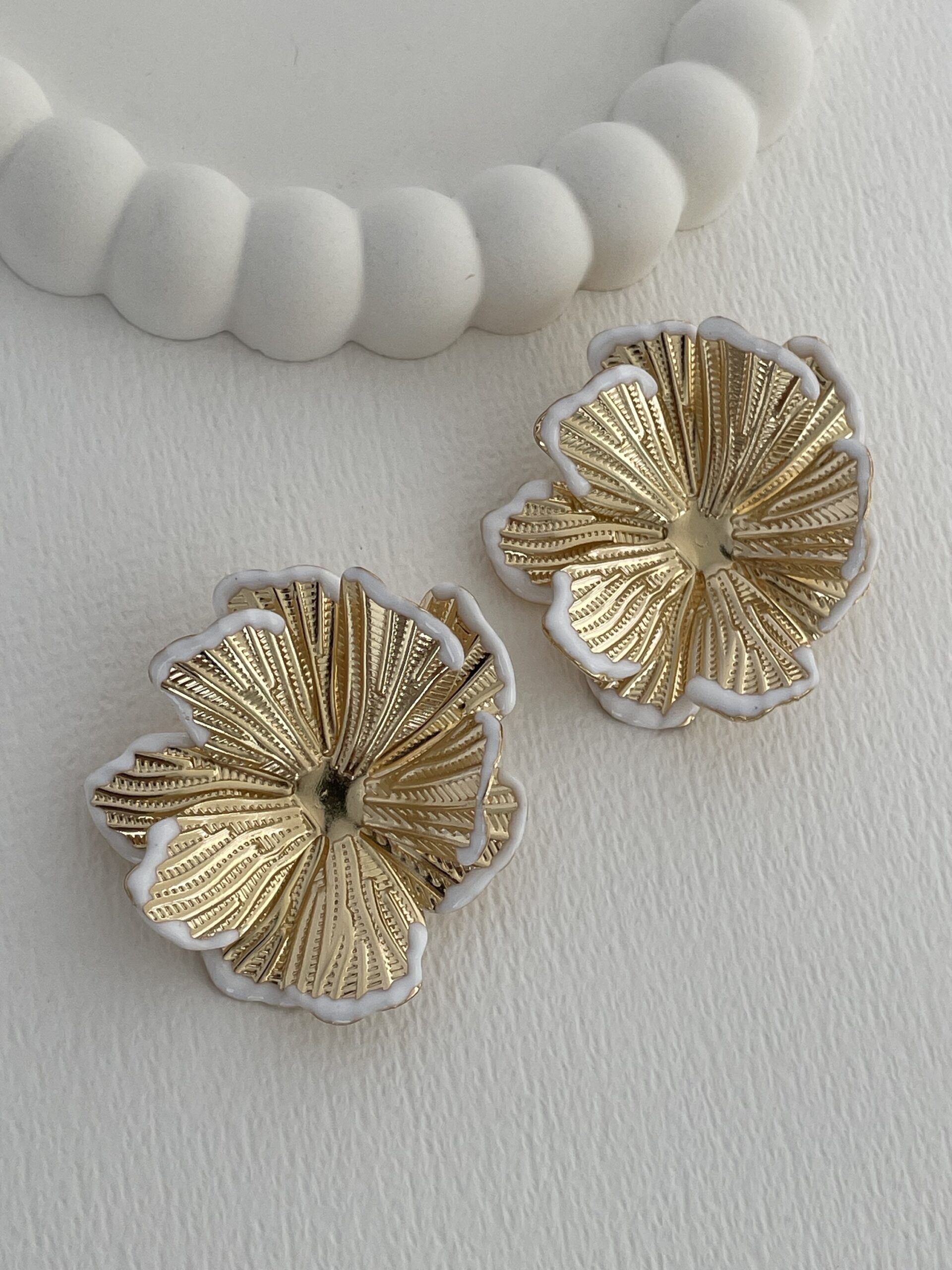 img_8027 Özel Seri Beyaz Mineli Çiçek Tasarım Gold Küpe