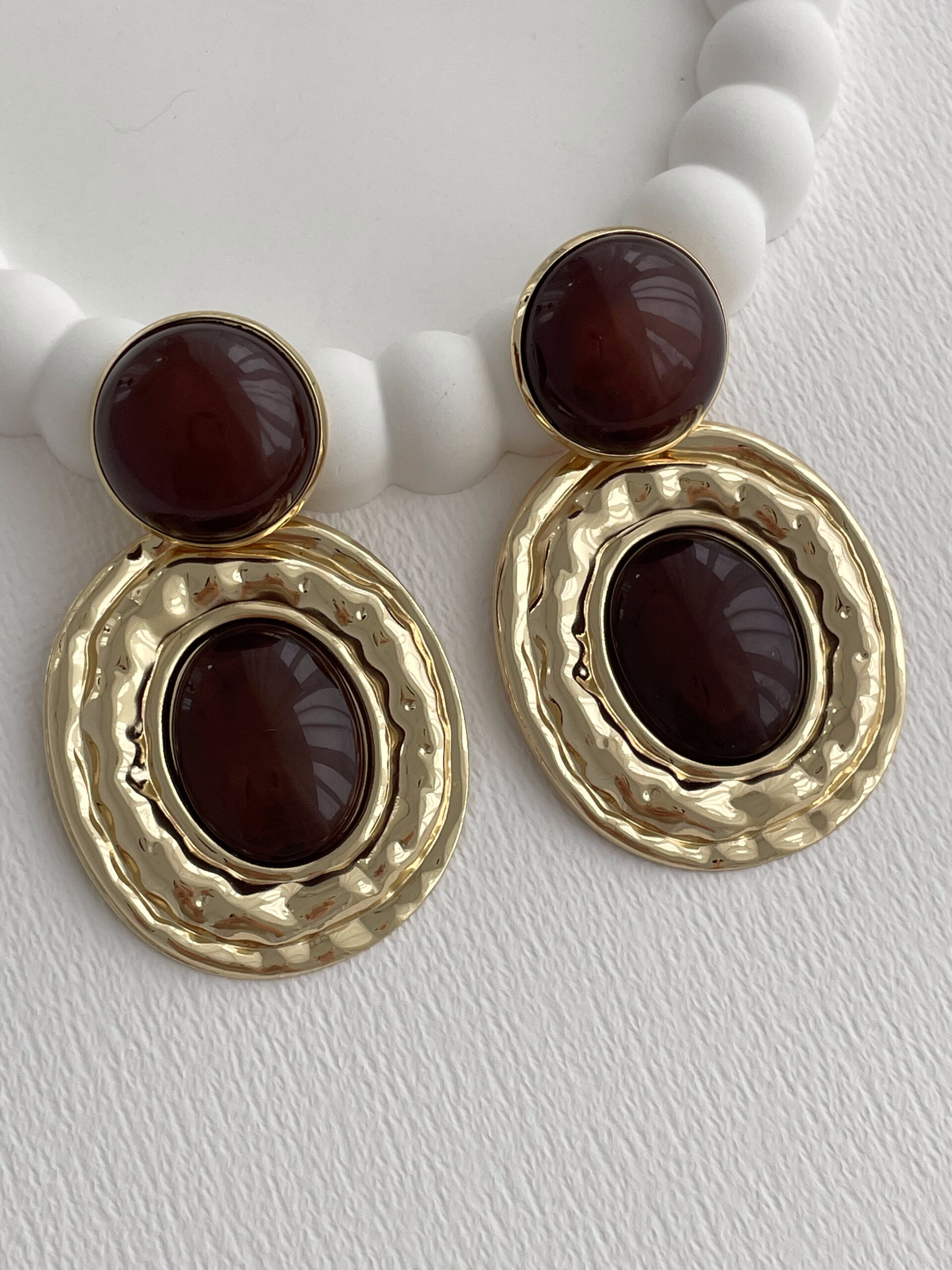 1766757872_0_694e95f0ec49d-1.jpg Özel Seri Kahverengi Mineli Oval Tasarım Gold Küpe