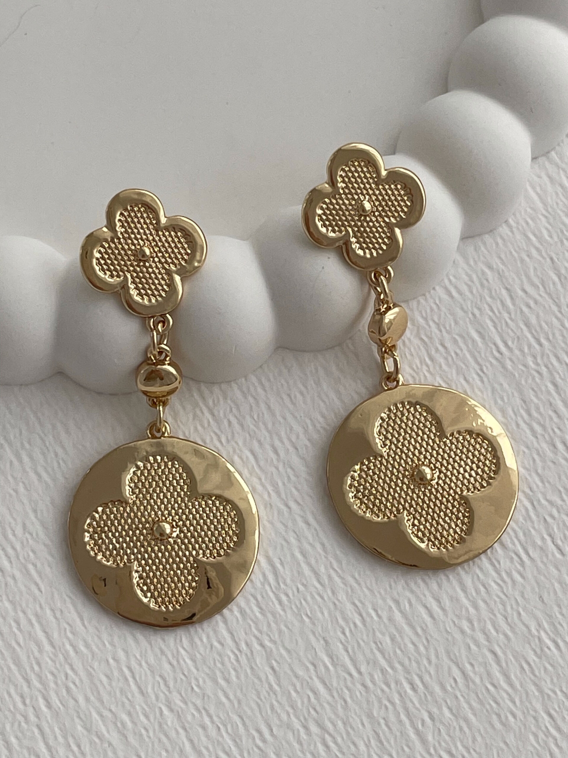 1766833737_0_694fbe492a0e3.jpg Özel Seri Marka Model Yonca Sallantılı Gold Küpe