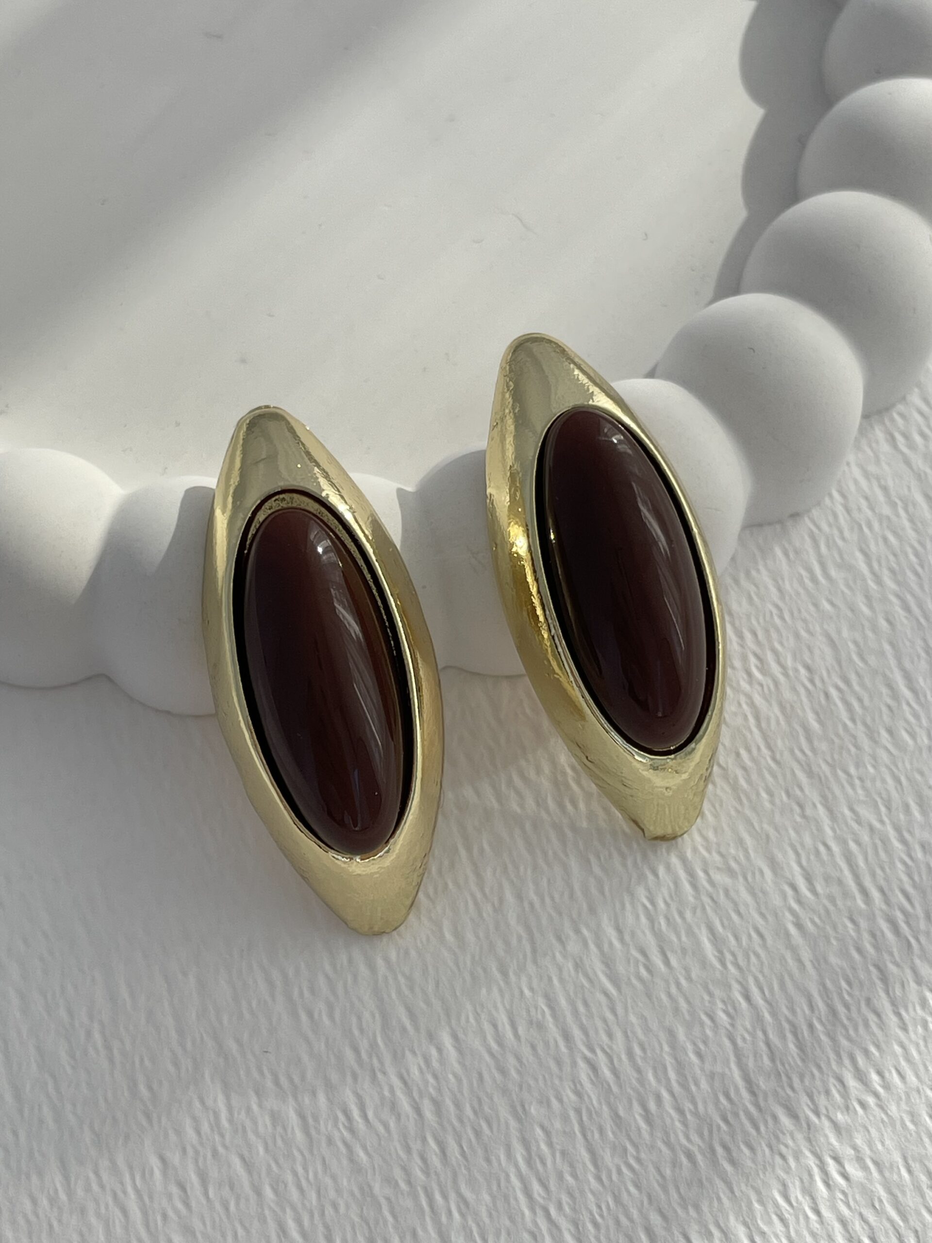 img_8343-4 Özel Seri Kahverengi Kemik Detay Oval Vintage Gold Küpe