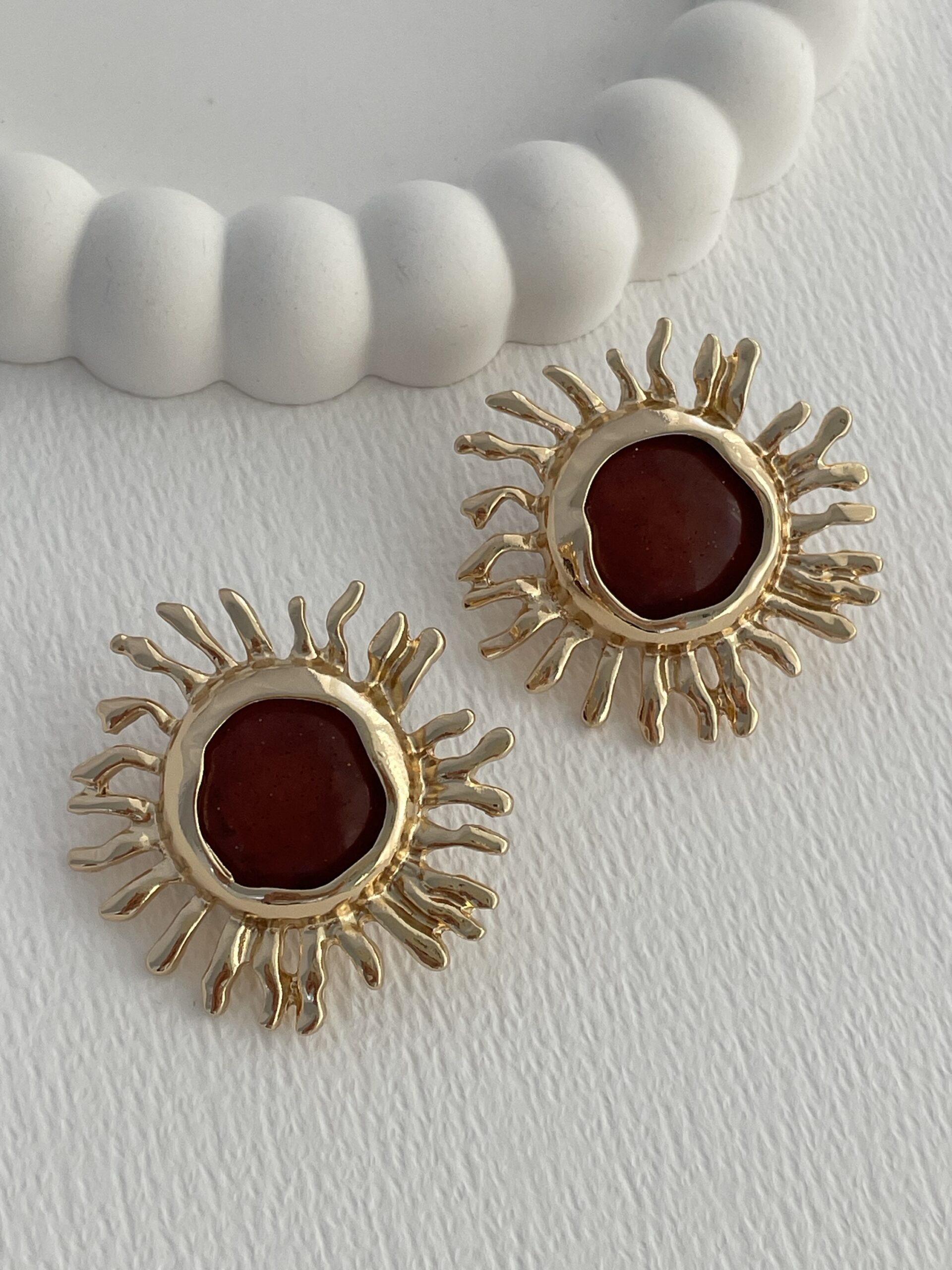 img_8379-7 Özel Seri Kahverengi Kemik Detay Güneş Tasarım Gold Küpe